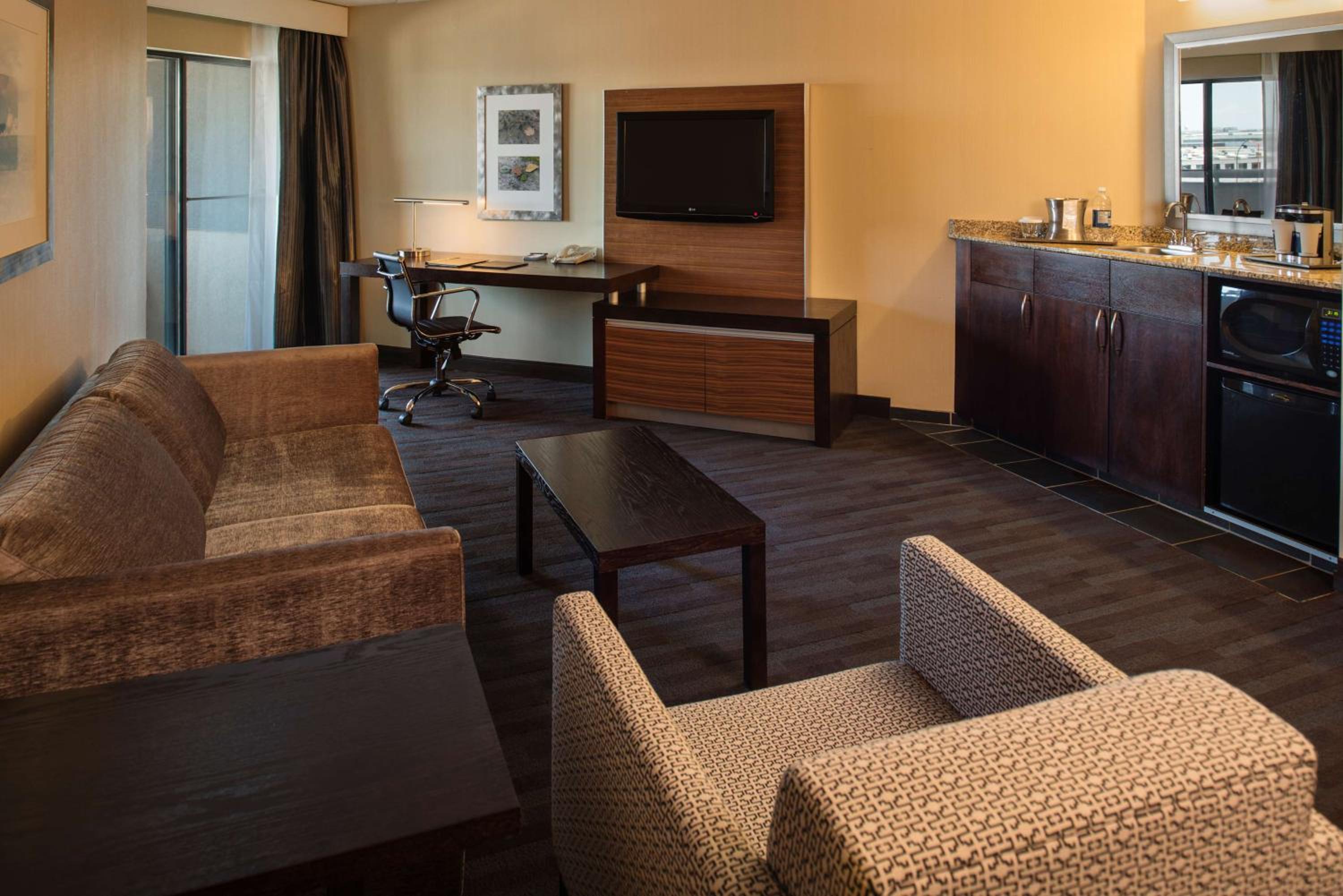 One-Bedroom Executive Suite with Two Double Beds - Photo 5