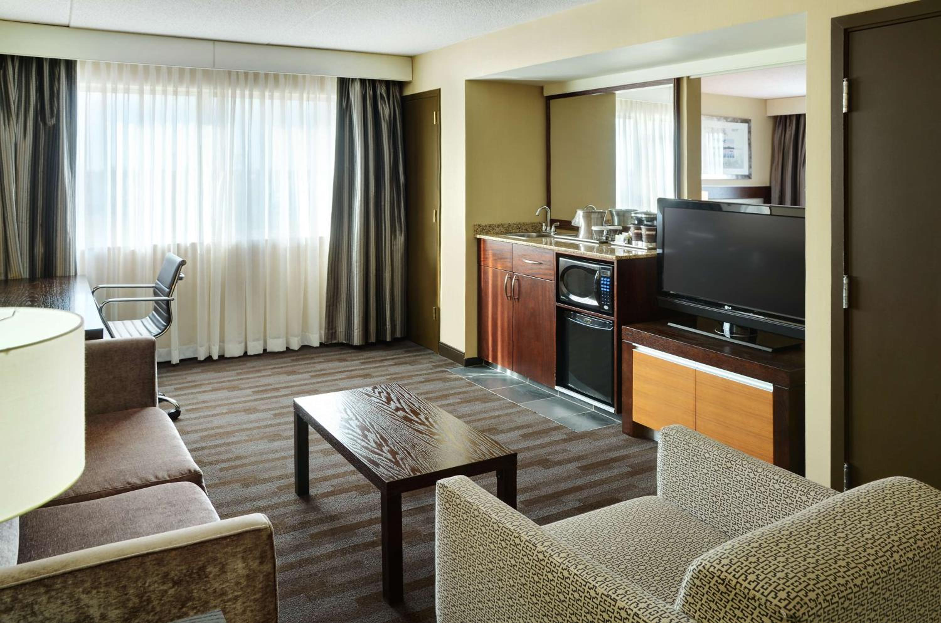 One-Bedroom Suite with Two Double Beds and Bathtub - Mobility Access - Photo 5
