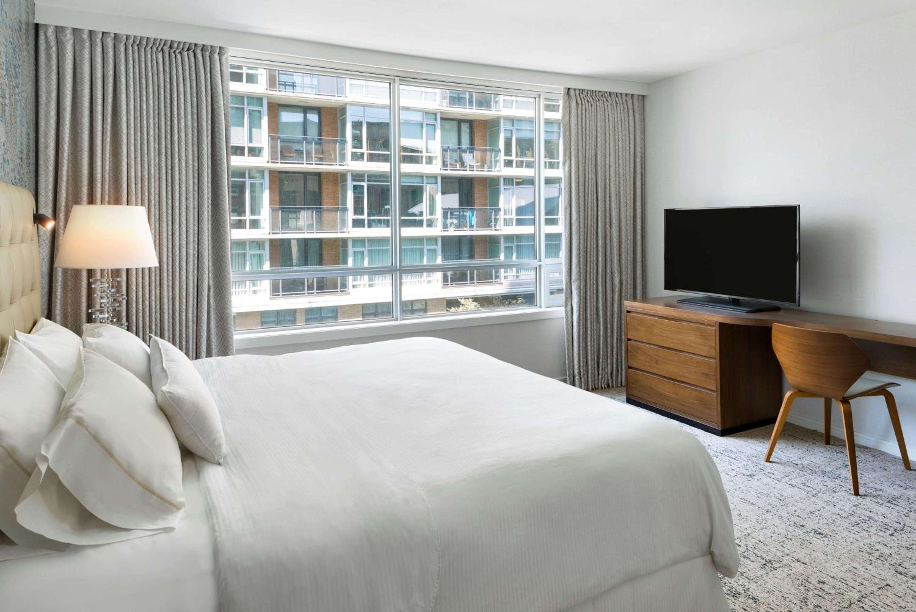 King Room with Roll-In Shower - Mobility/Hearing Accessible - Photo 1