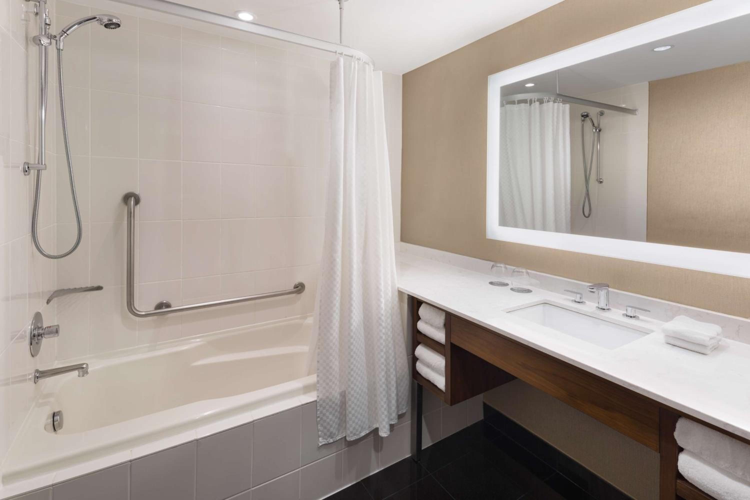 King Room with Tub - Mobility and Hearing Access - Photo 2