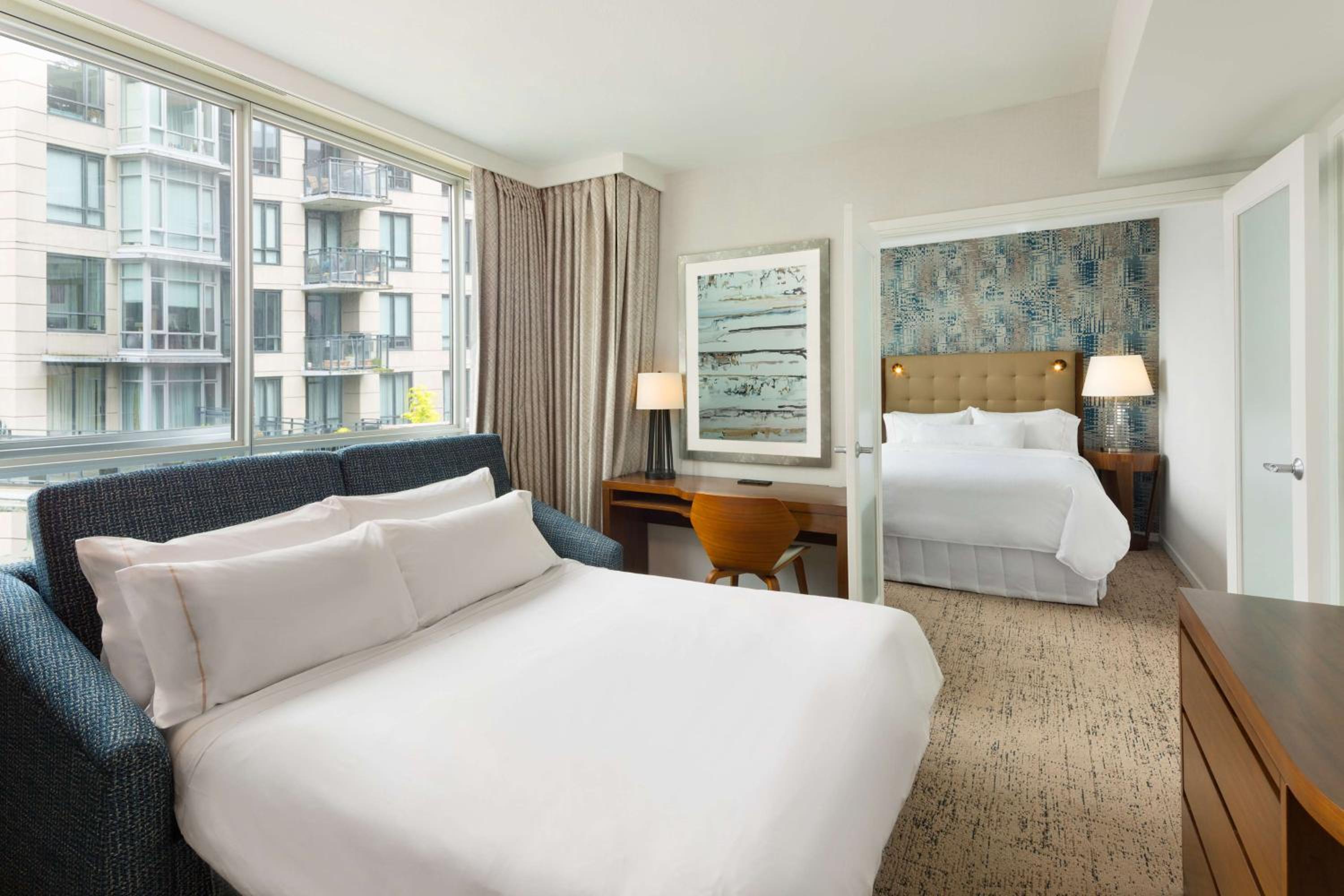 Queen Suite with City View - Photo 2