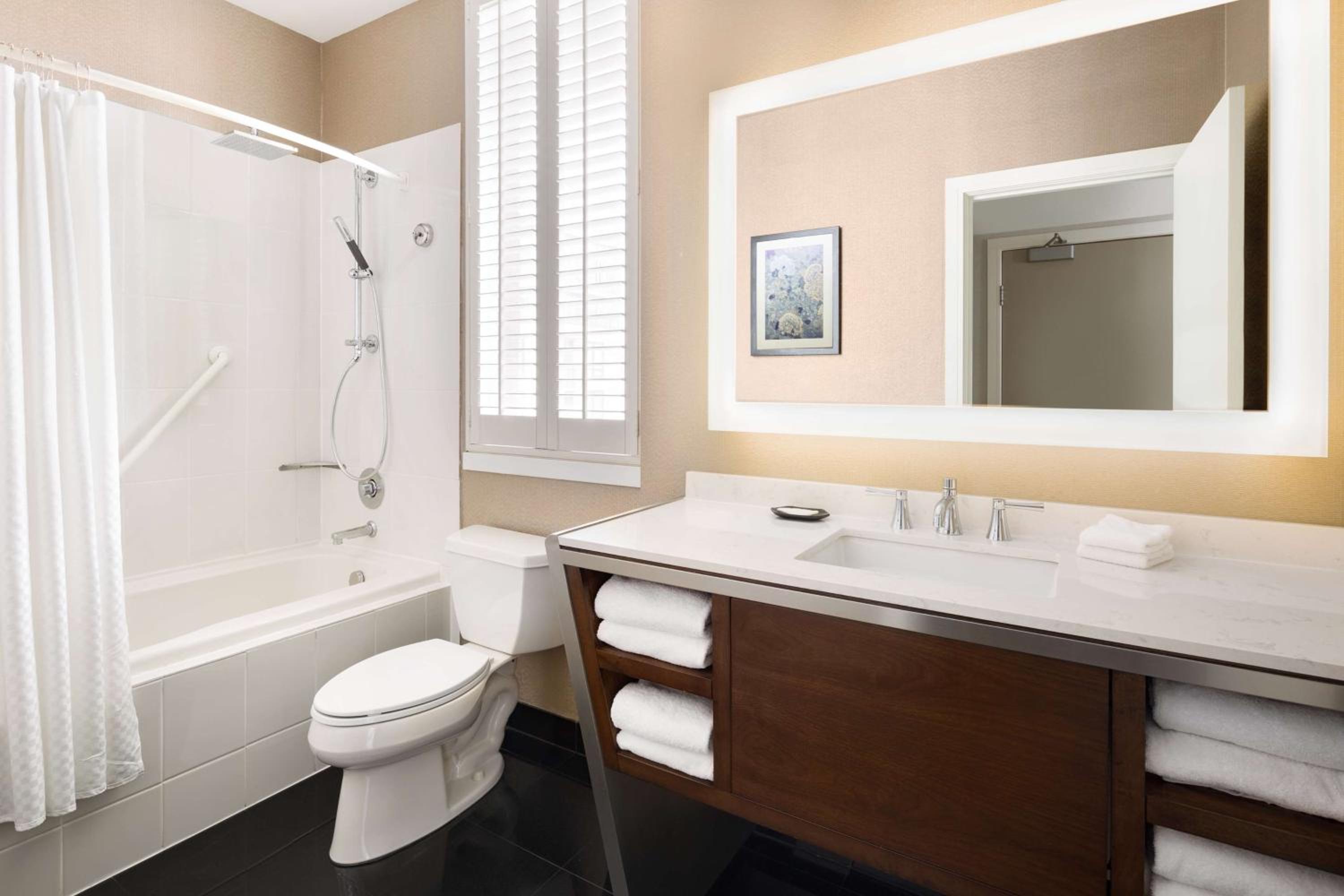 Queen Studio Suite with City View - Photo 2