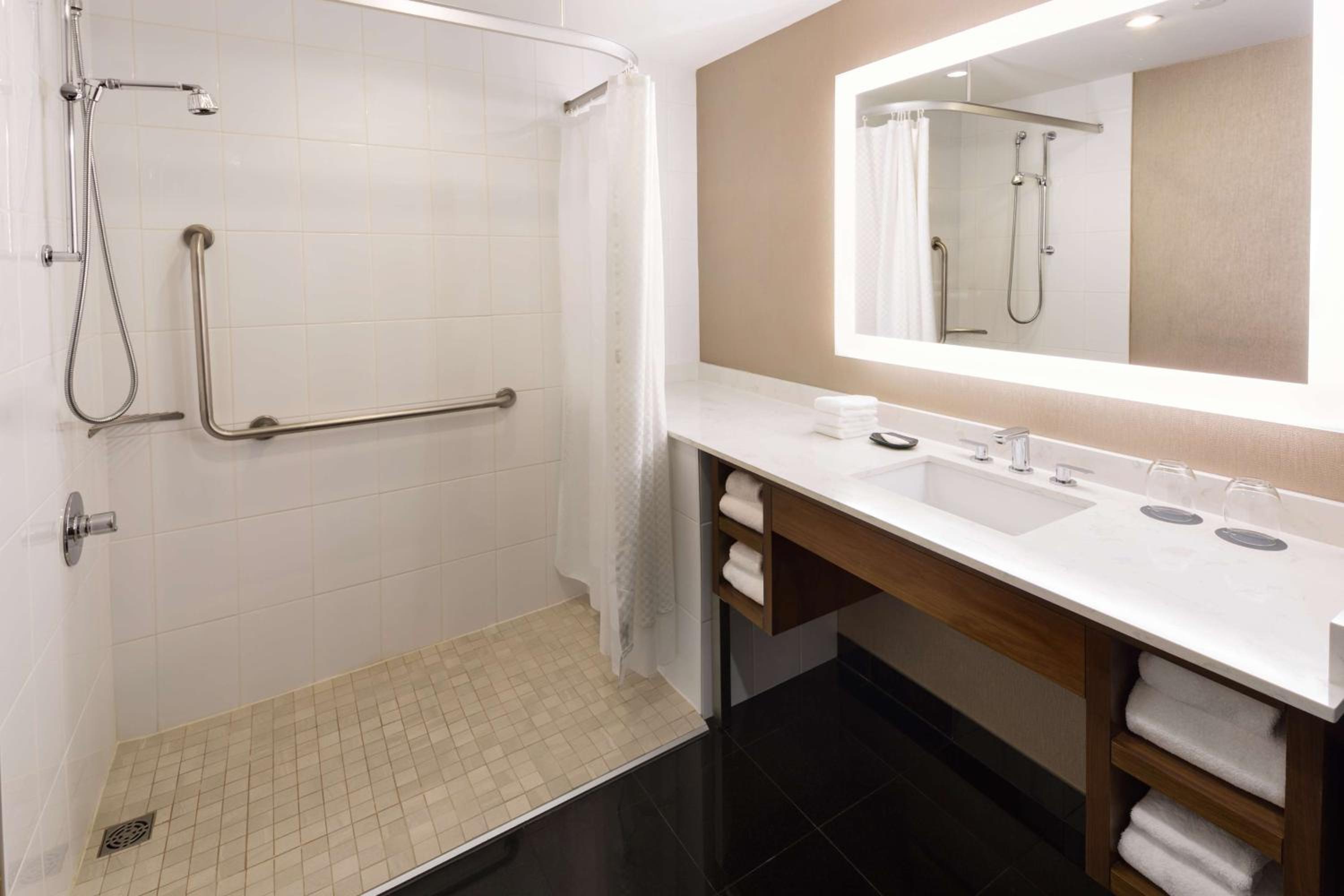 King Room with Roll-In Shower - Mobility/Hearing Accessible - Photo 2