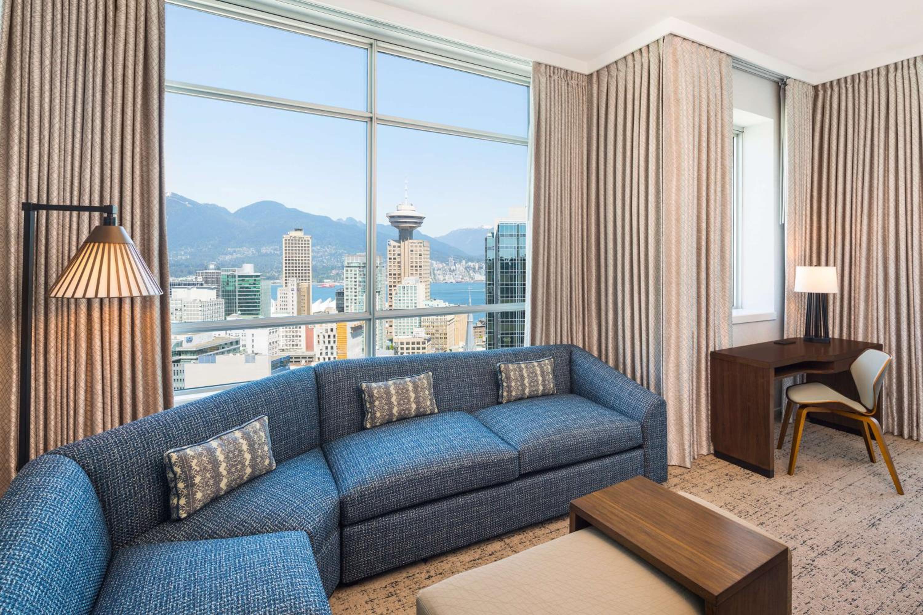 King Suite with Balcony and City View - Photo 3