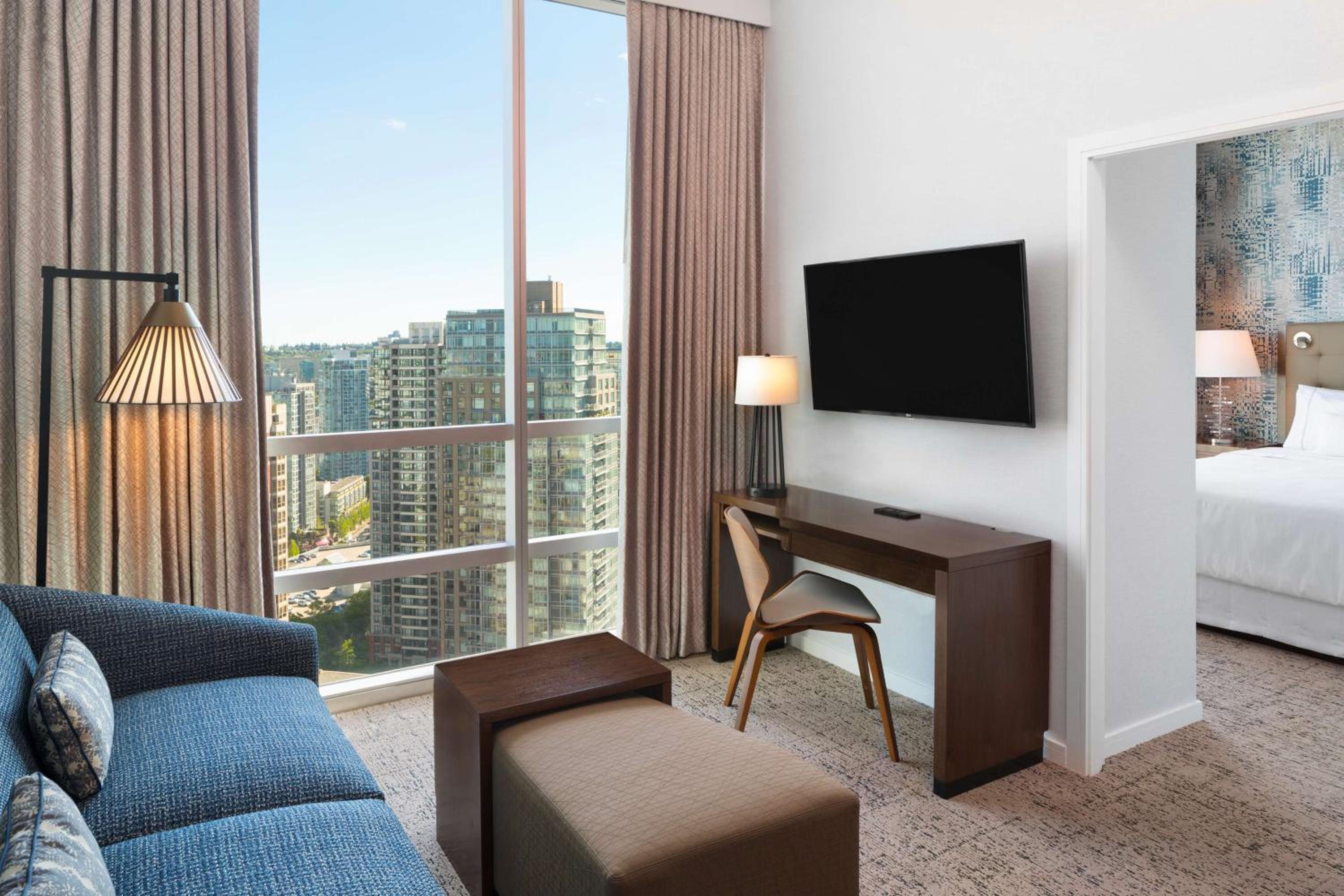 King Suite with Balcony and City View - Photo 5