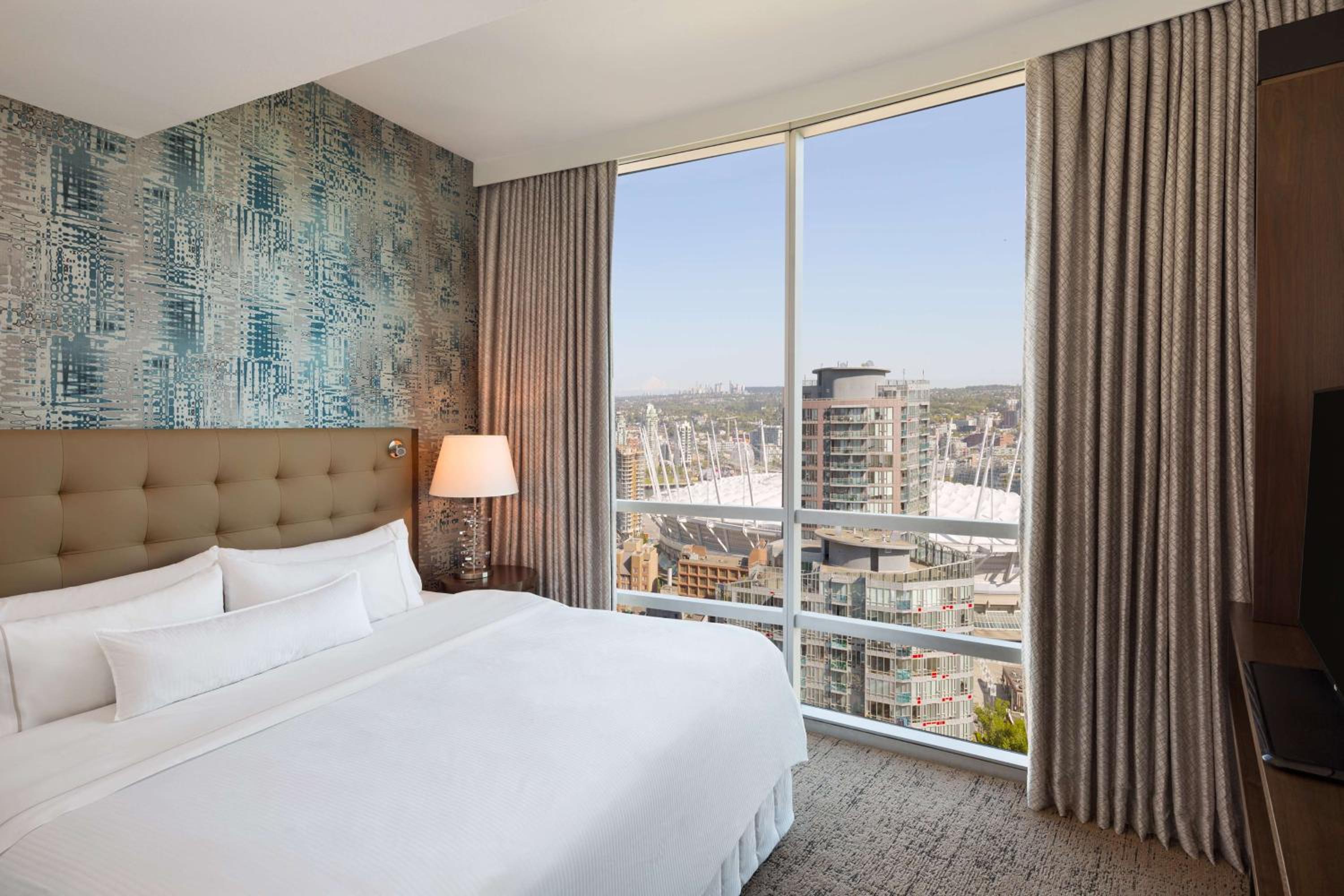 King Suite with Balcony and City View - Photo 2