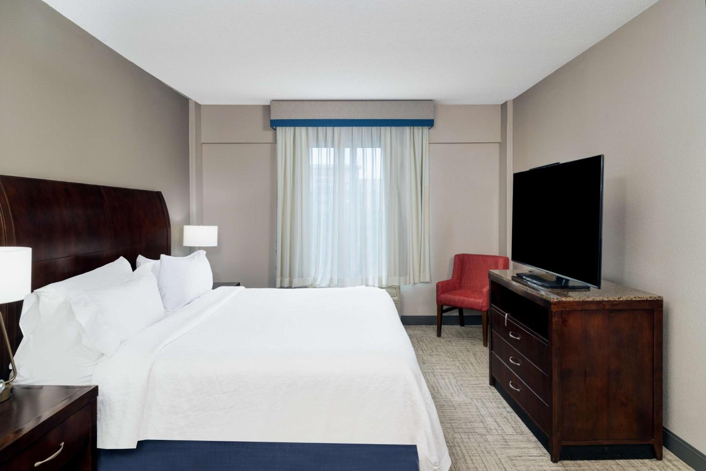 Deluxe King Suite with Shower - Mobility and Hearing Access - Photo 1