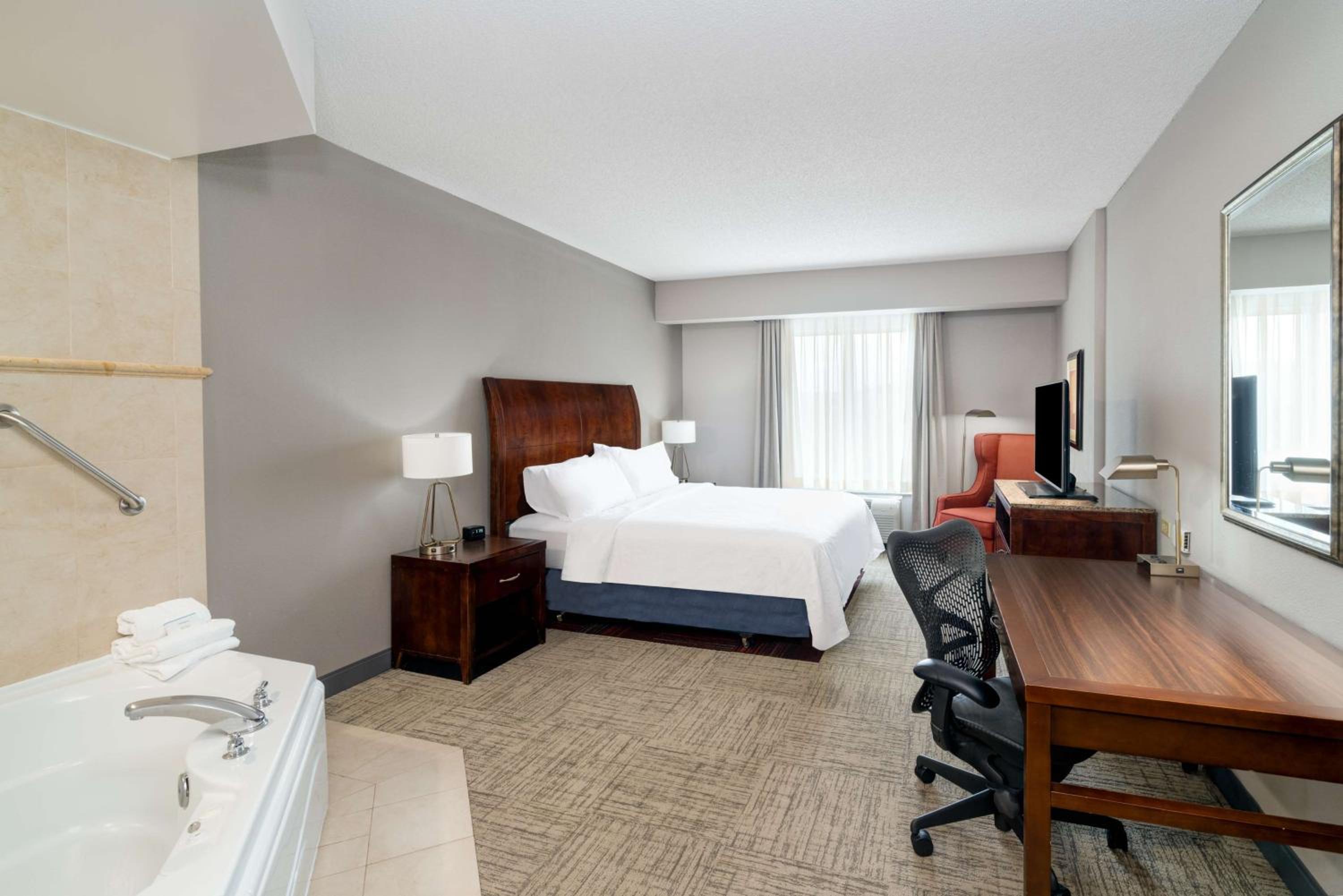 King Room with Whirlpool - Photo 2