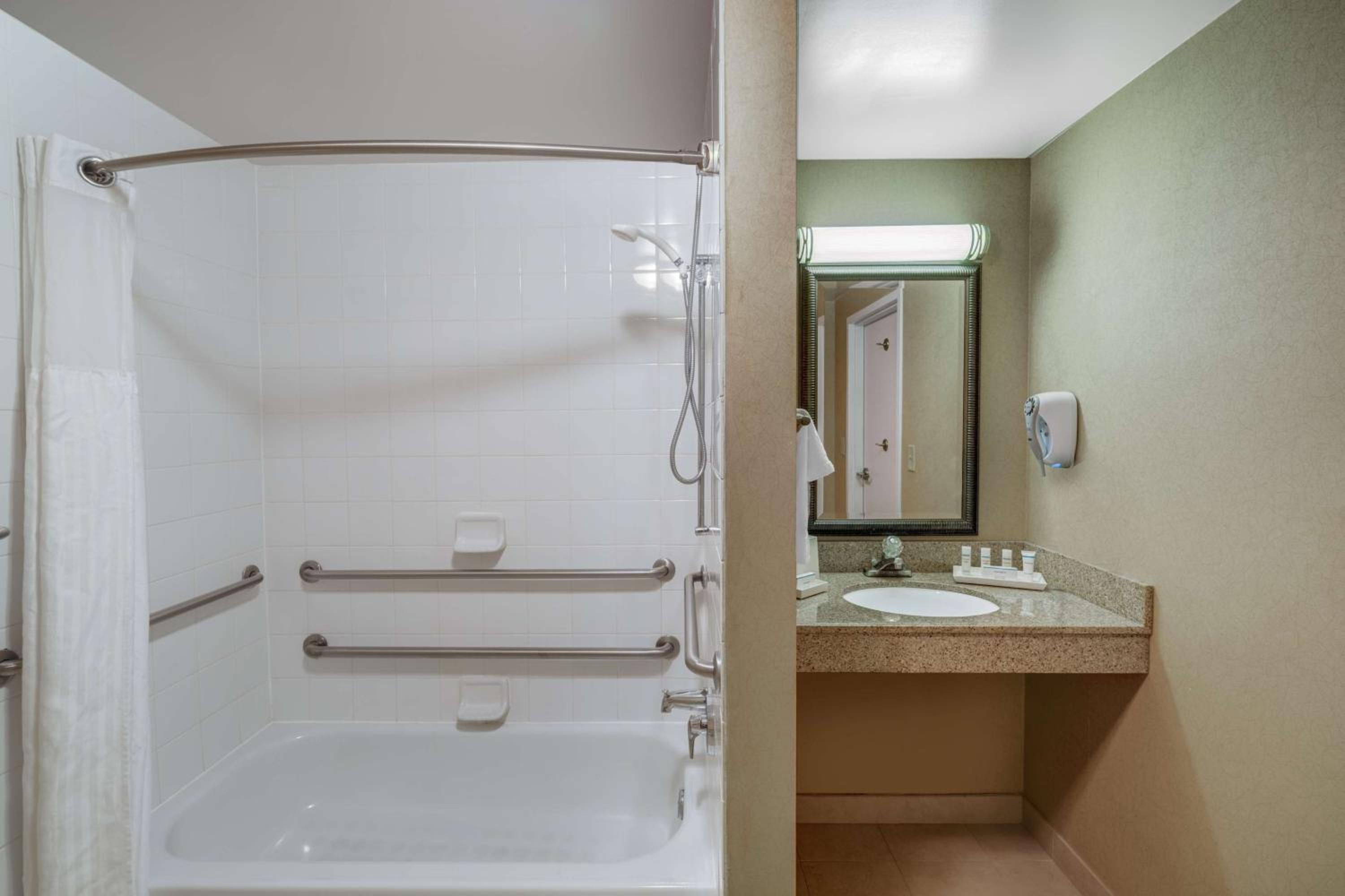 King Room with Tub - Mobility and Hearing Access - Photo 2