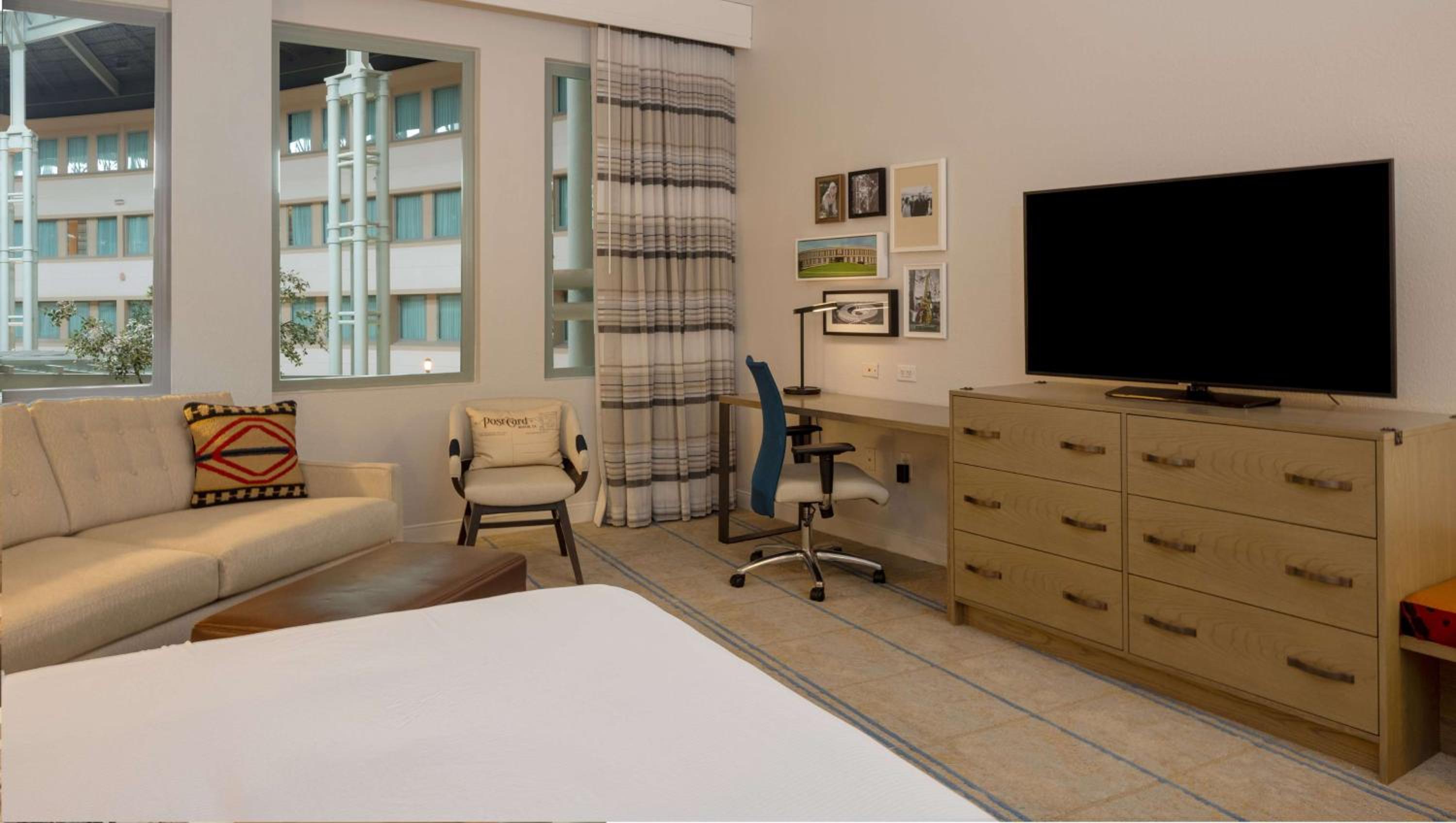 Premier King Room - Photo 7