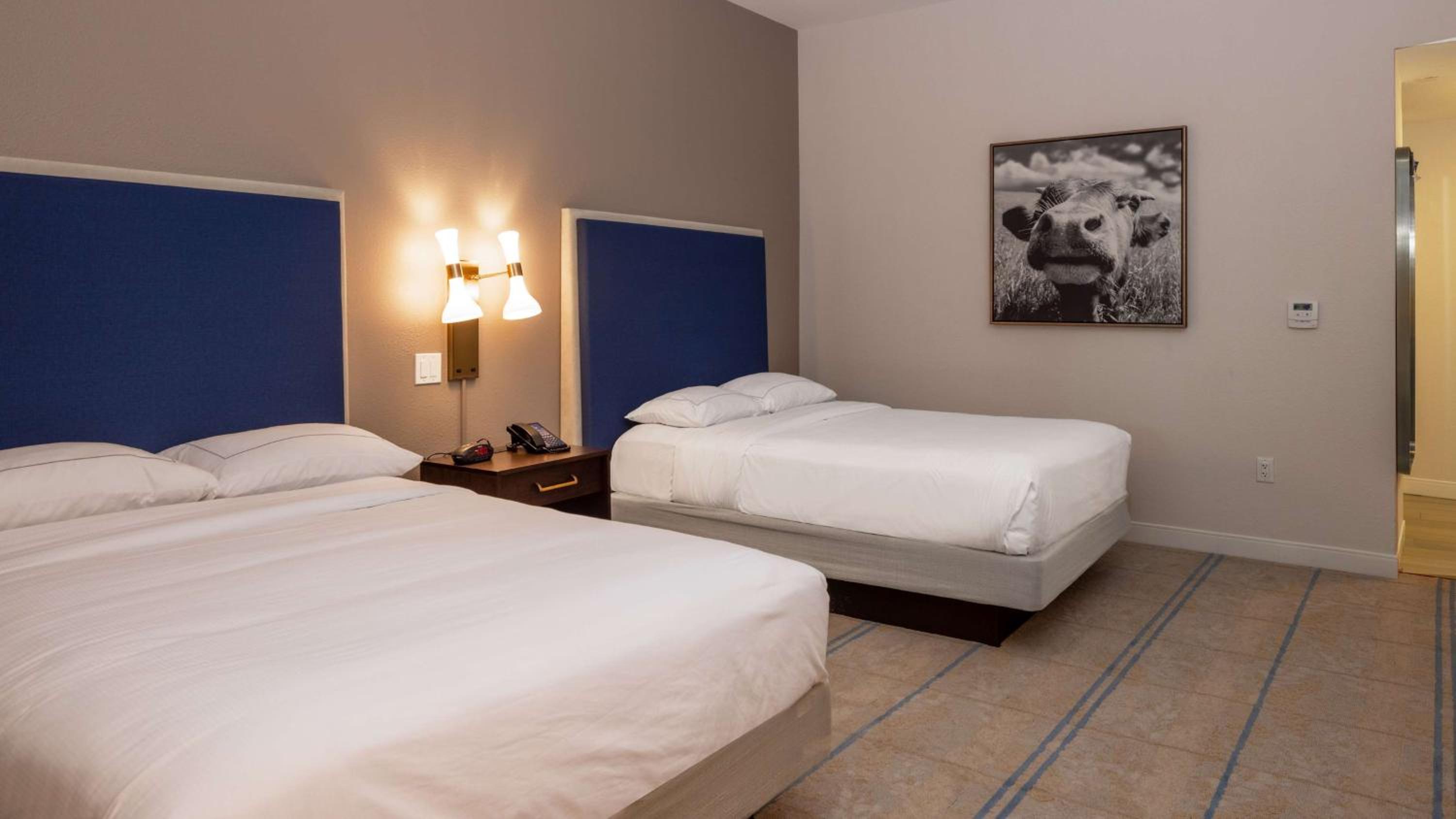 Queen Room with Two Queen Beds - Photo 2