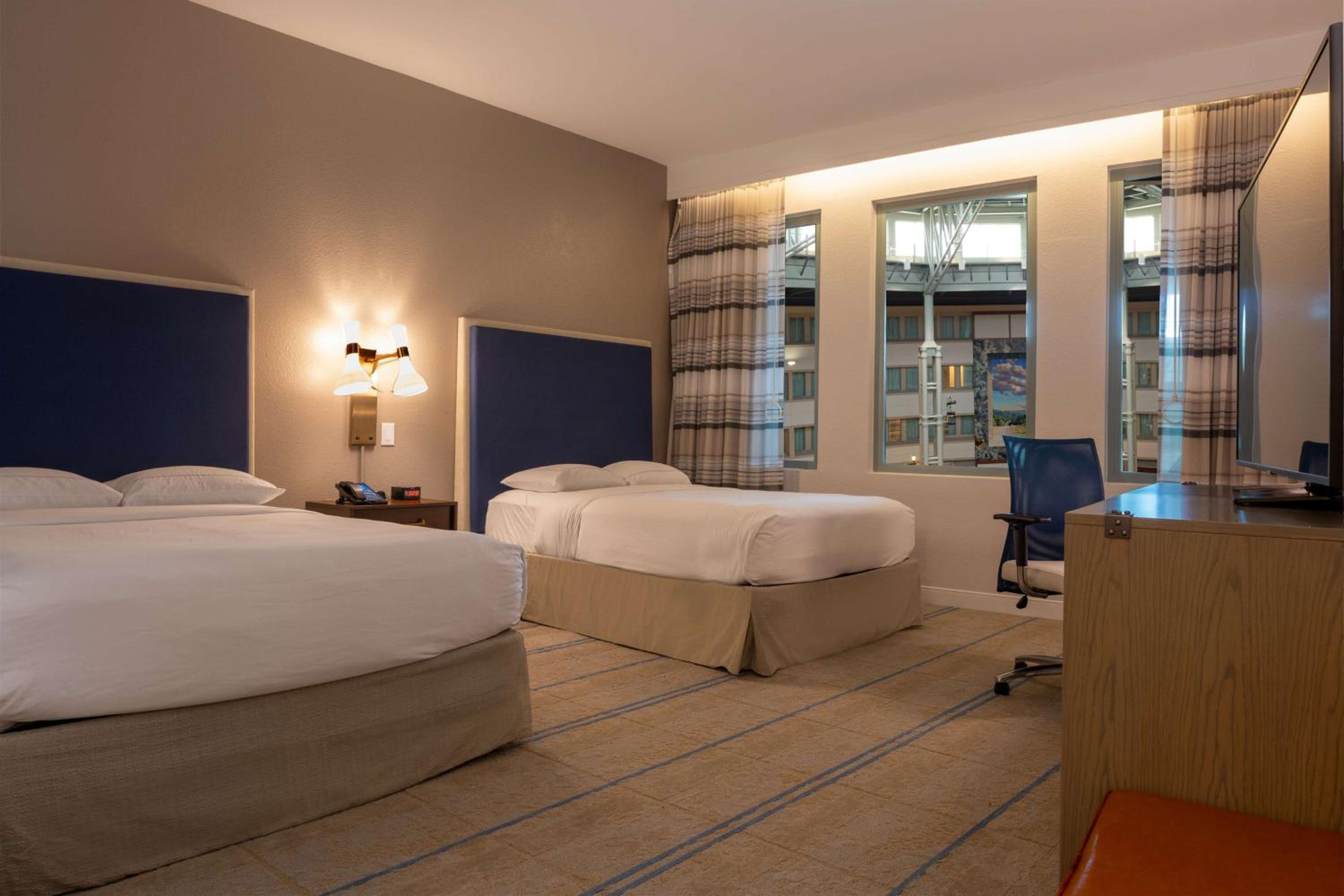 Queen Room with Two Queen Beds - Photo 4