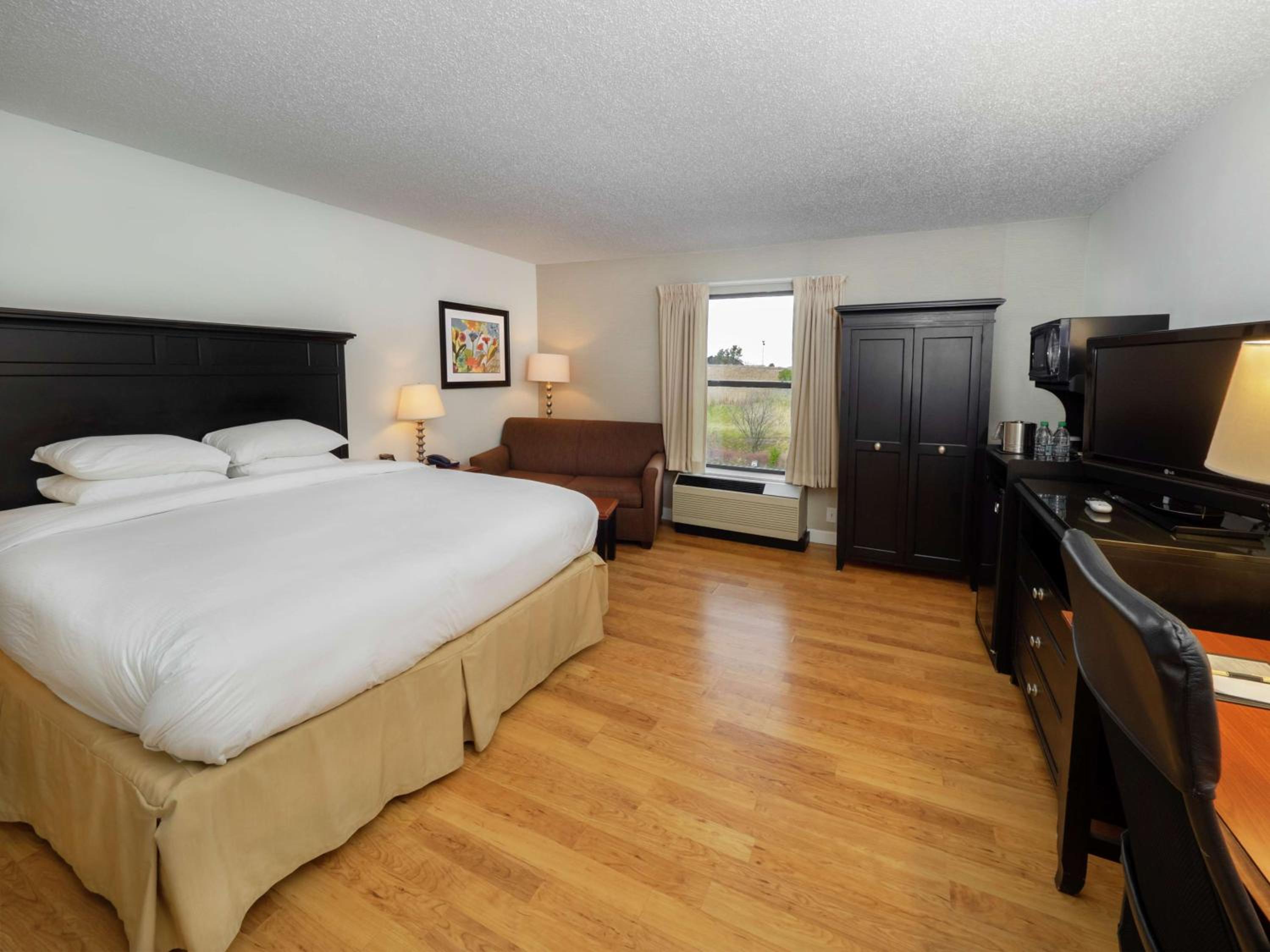 King Room - Non-Smoking - Photo 2
