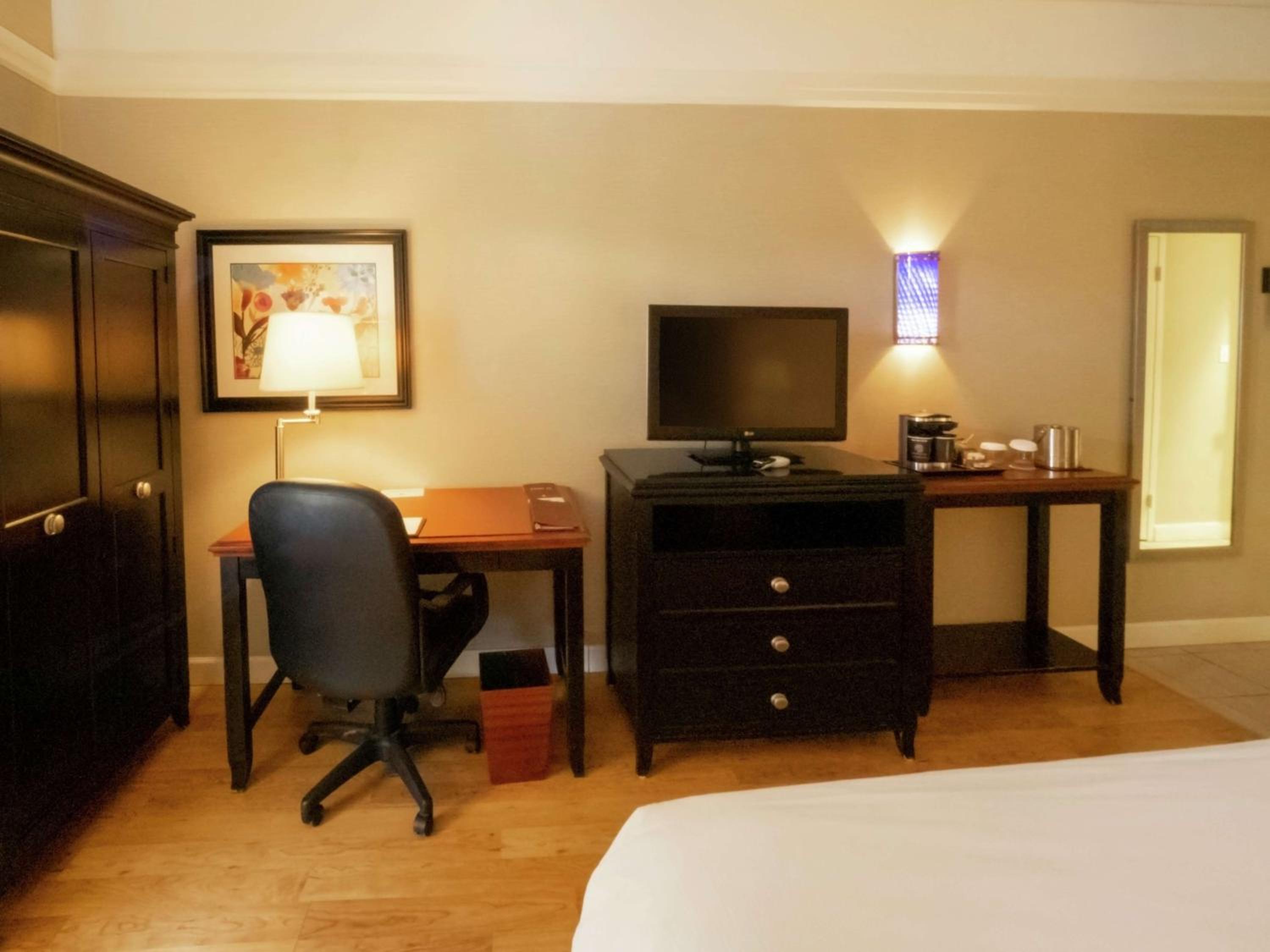 King Room with Roll-in Shower - Mobility and Hearing Accessible/Non-Smoking - Photo 1