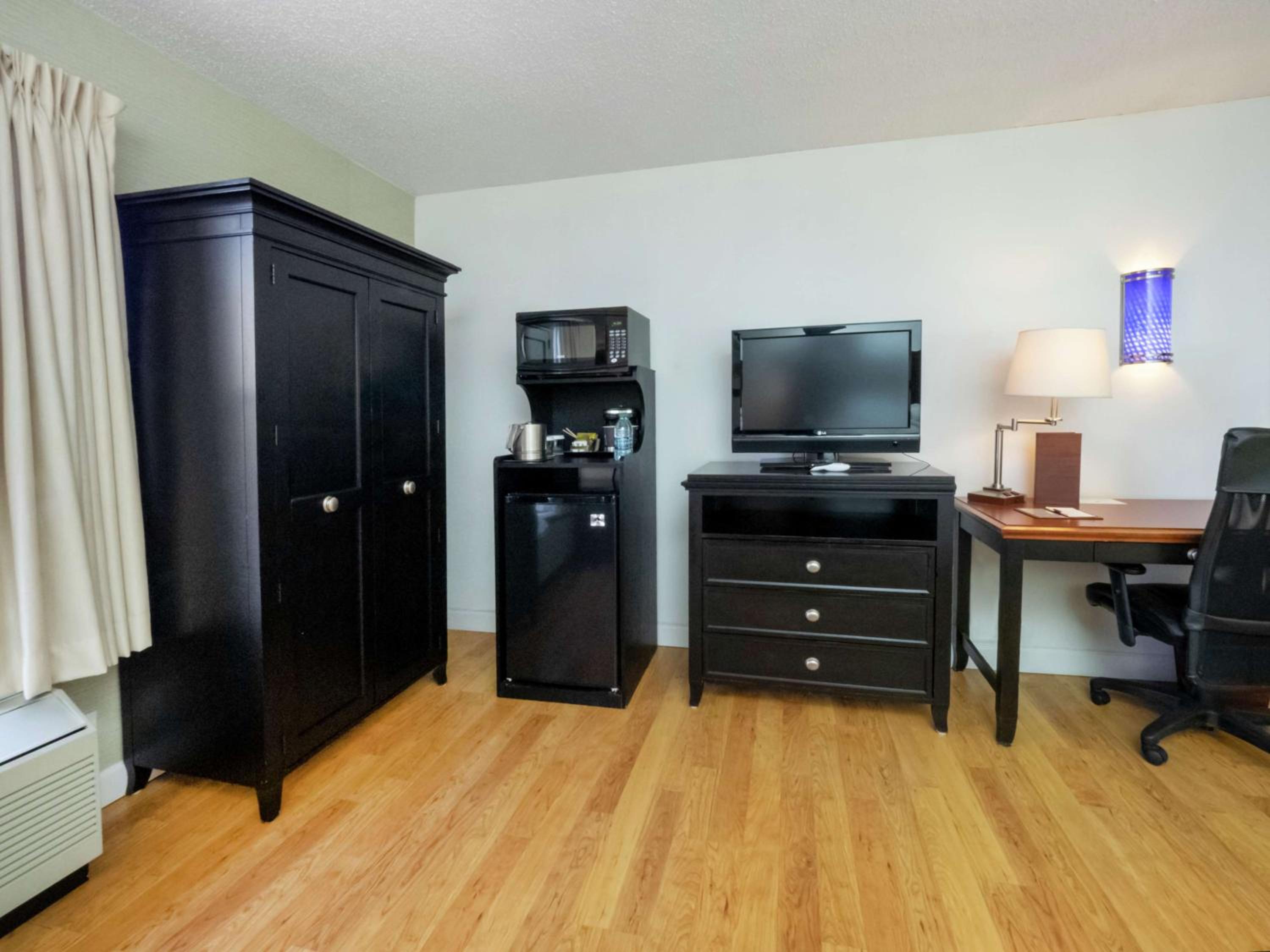 King Room - Non-Smoking - Photo 3