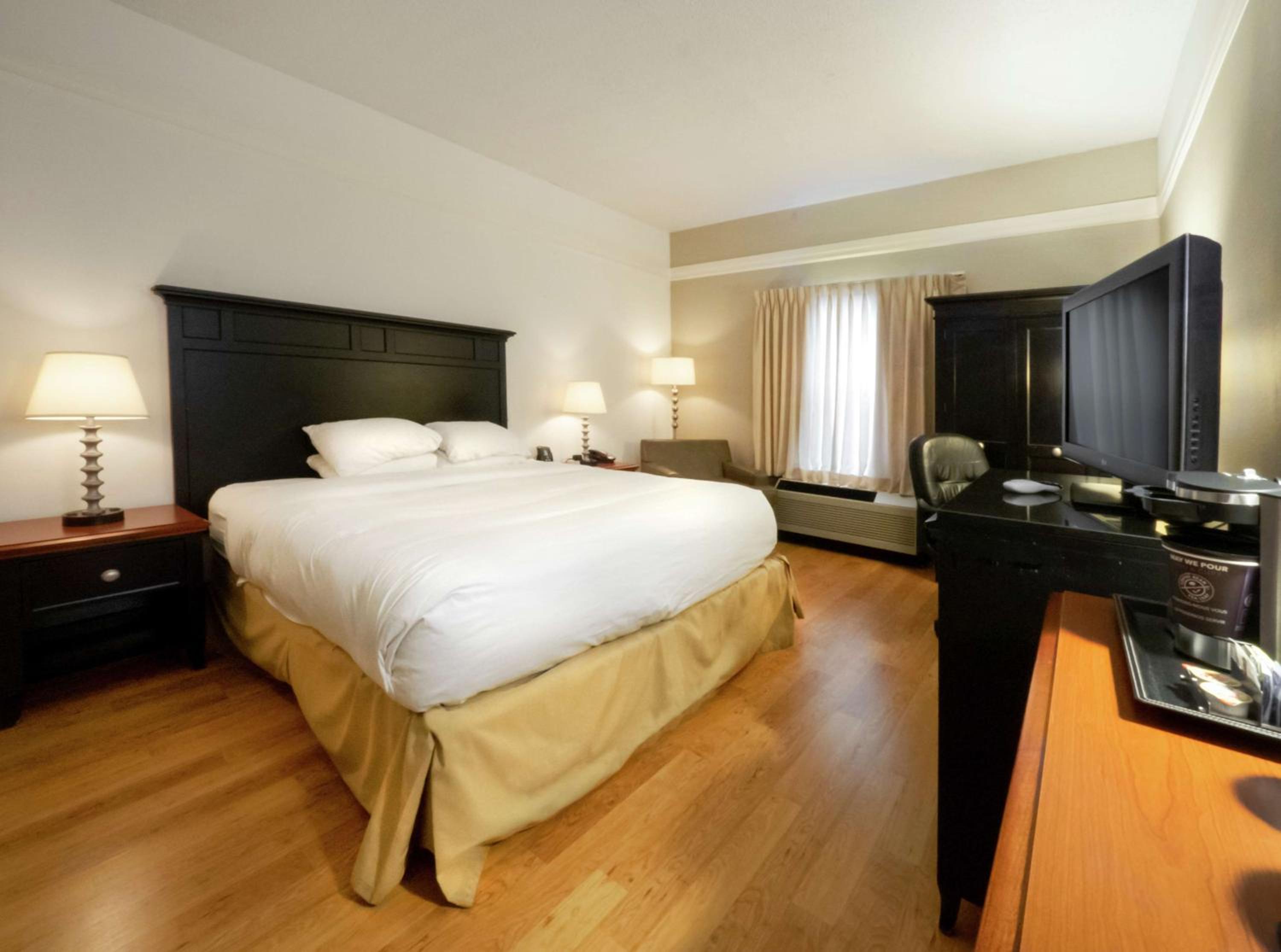 King Room with Roll-in Shower - Mobility and Hearing Accessible/Non-Smoking - Photo 4