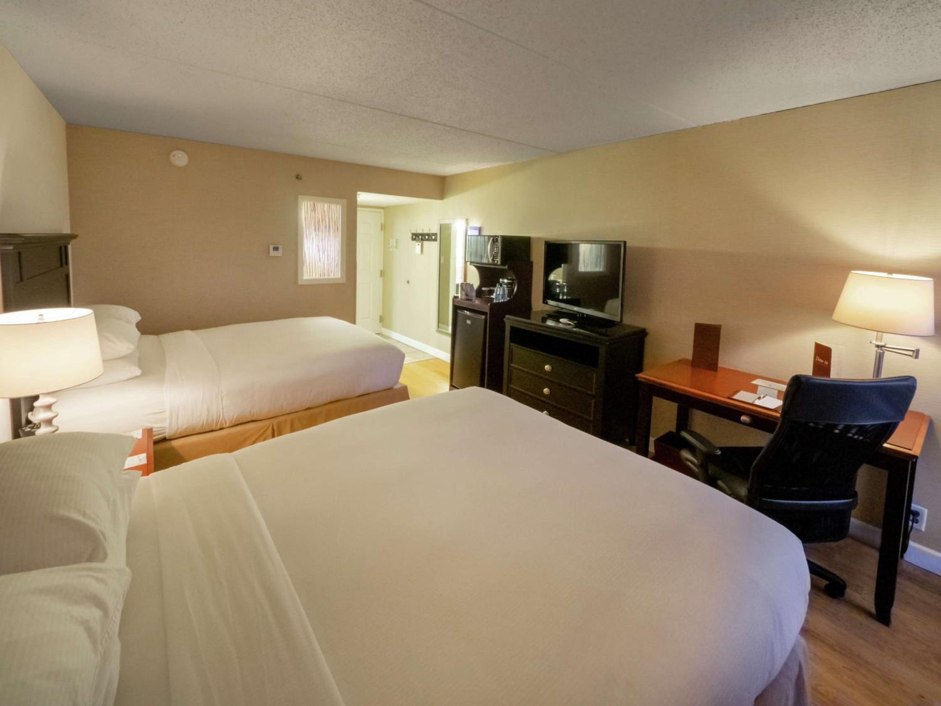 Queen Room with Two Queen Beds - Non-Smoking - Photo 1