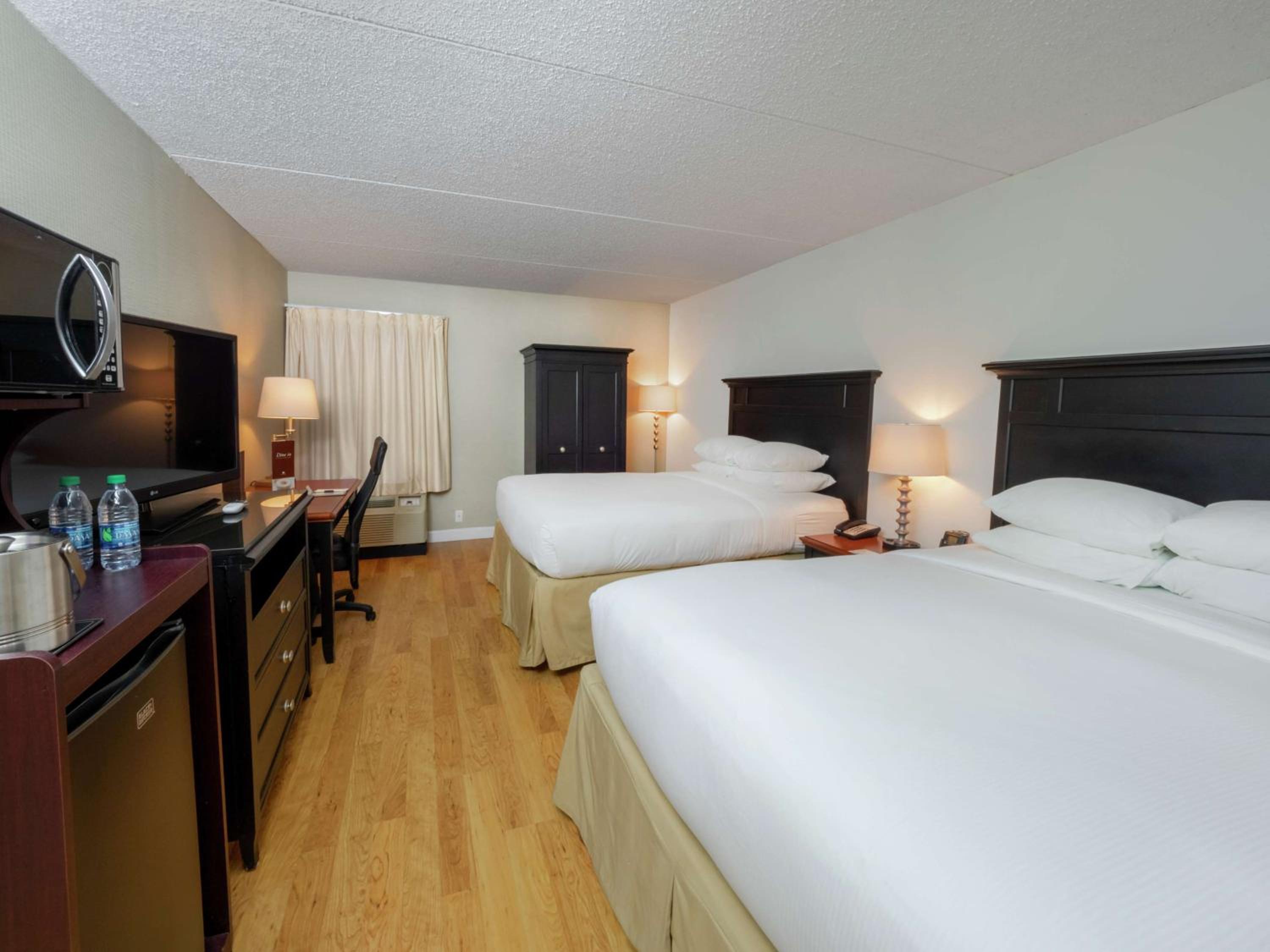 Queen Room with Two Queen Beds - Non-Smoking - Photo 2