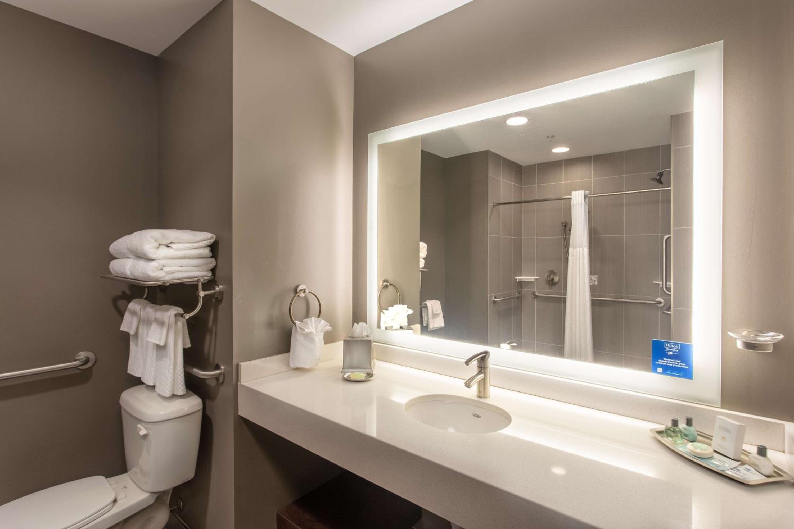 Heritage King Room with Mobility Accessible Tub