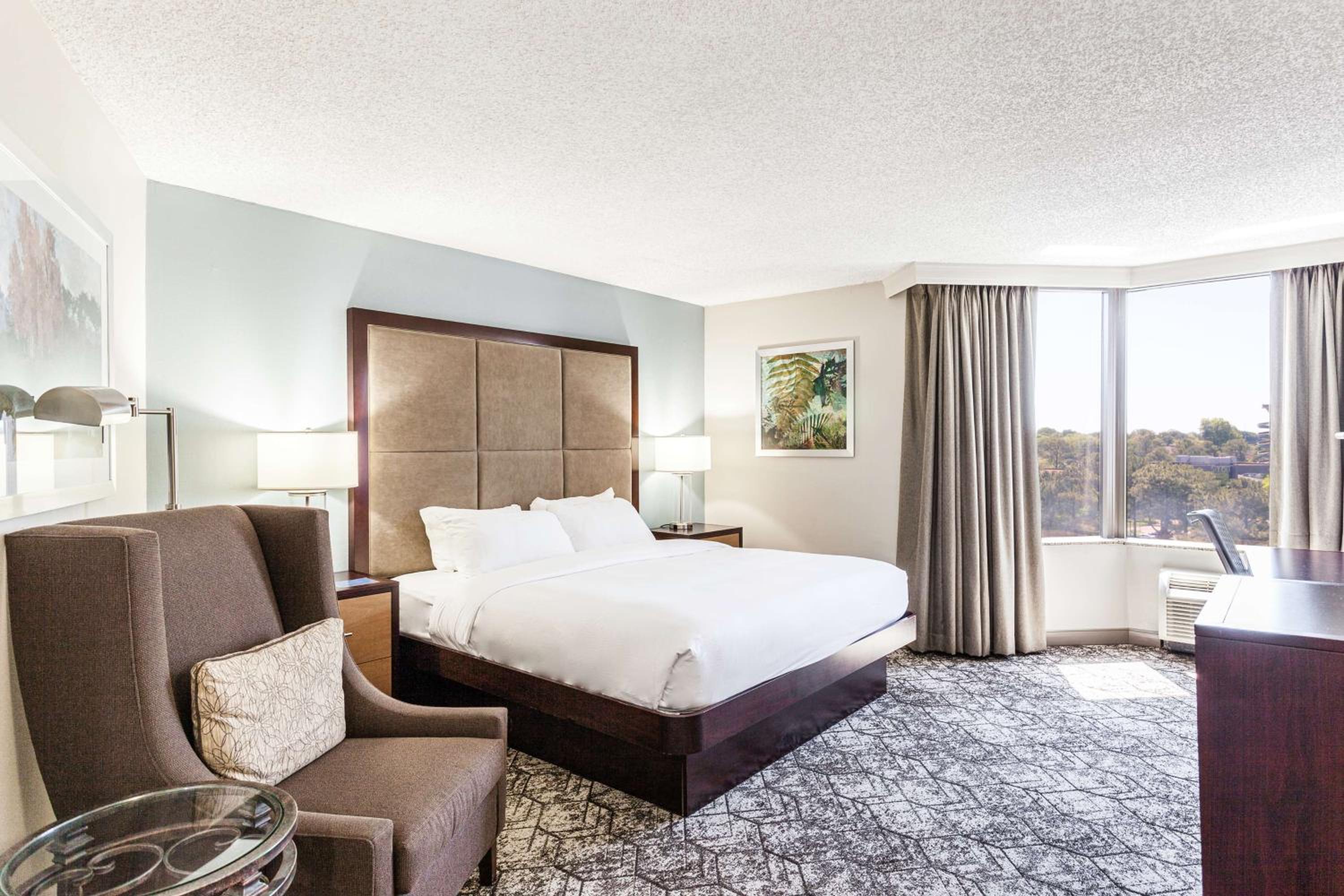 King Room - Non-Smoking - Photo 10