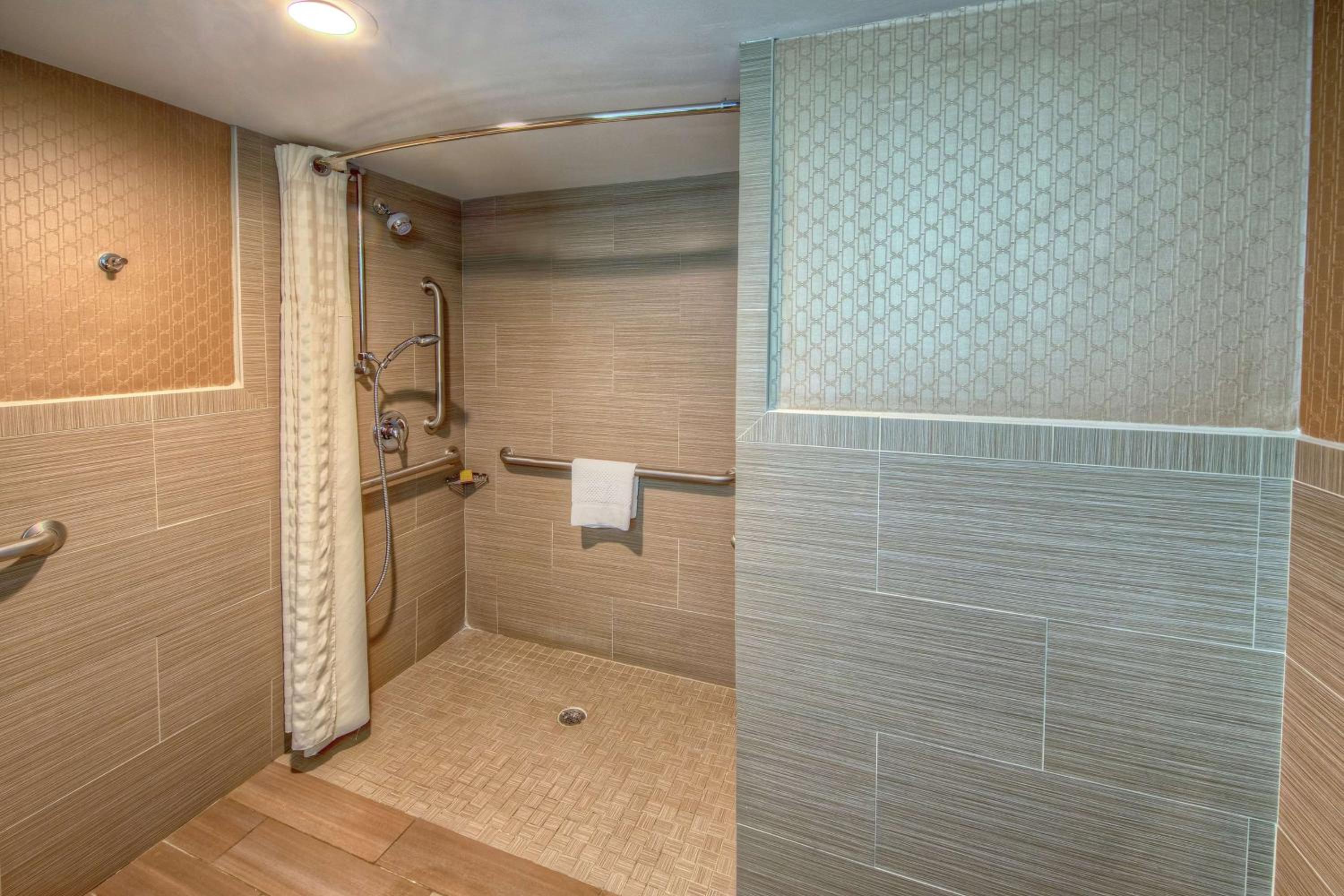 King Room with Roll-In Shower - Disability Access - Photo 4