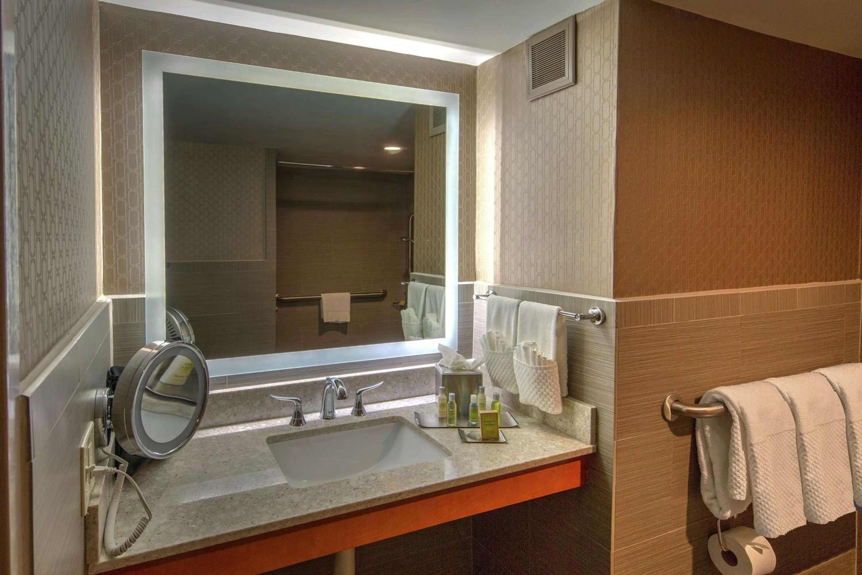 King Room with Roll-In Shower - Disability Access - Photo 2