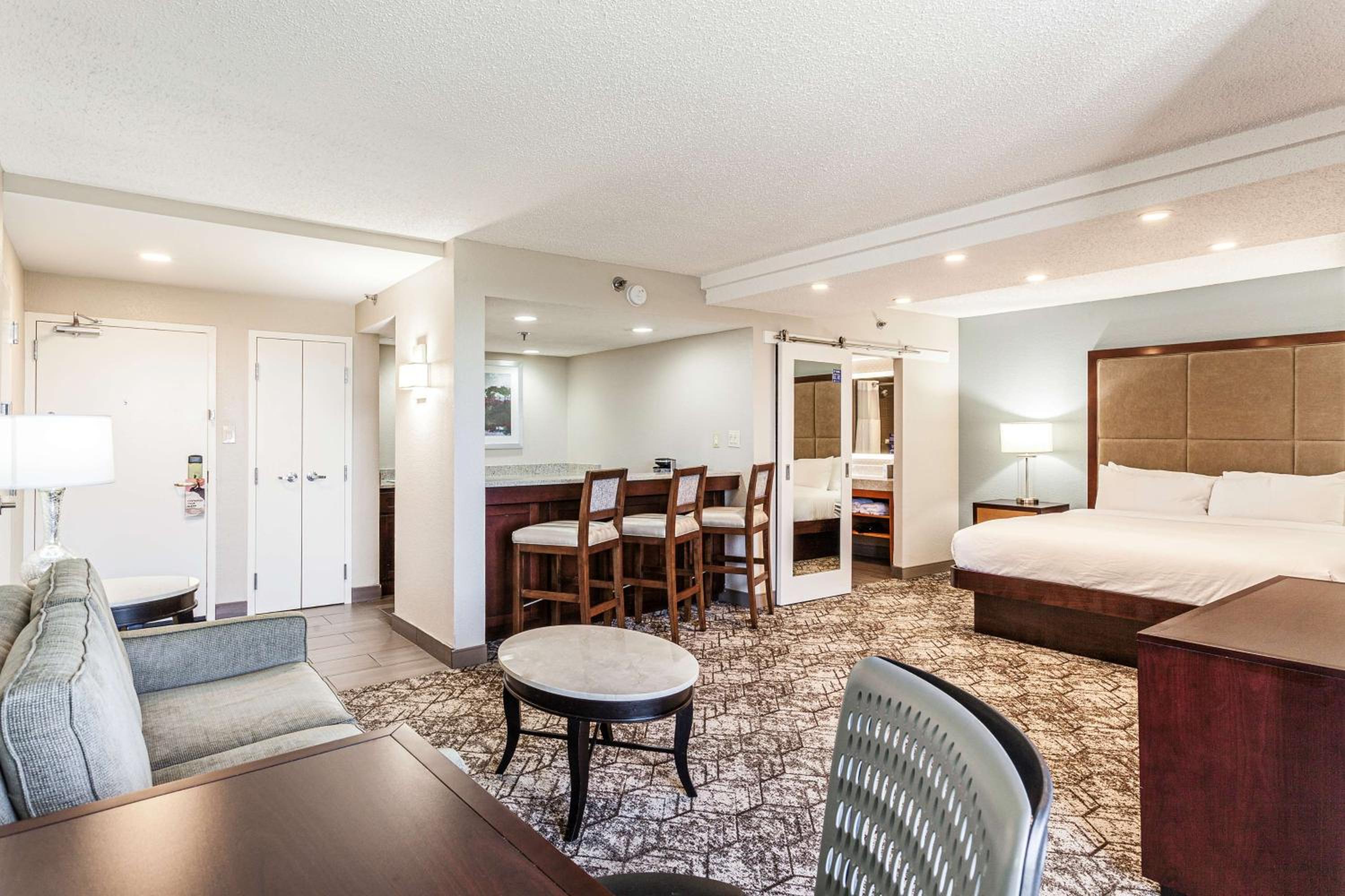 Junior King Suite with Sofa Bed - Non-Smoking - Photo 4