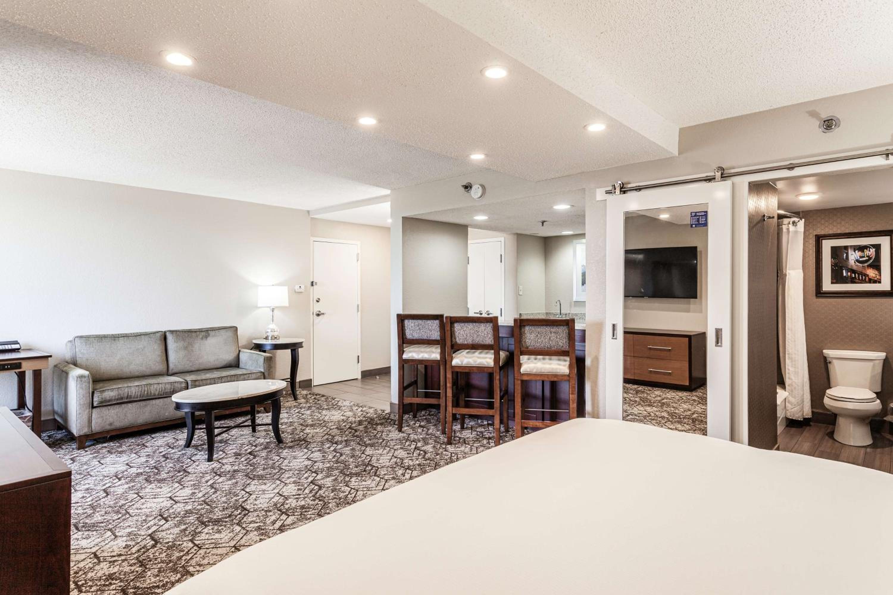 Junior King Suite with Sofa Bed - Non-Smoking - Photo 5
