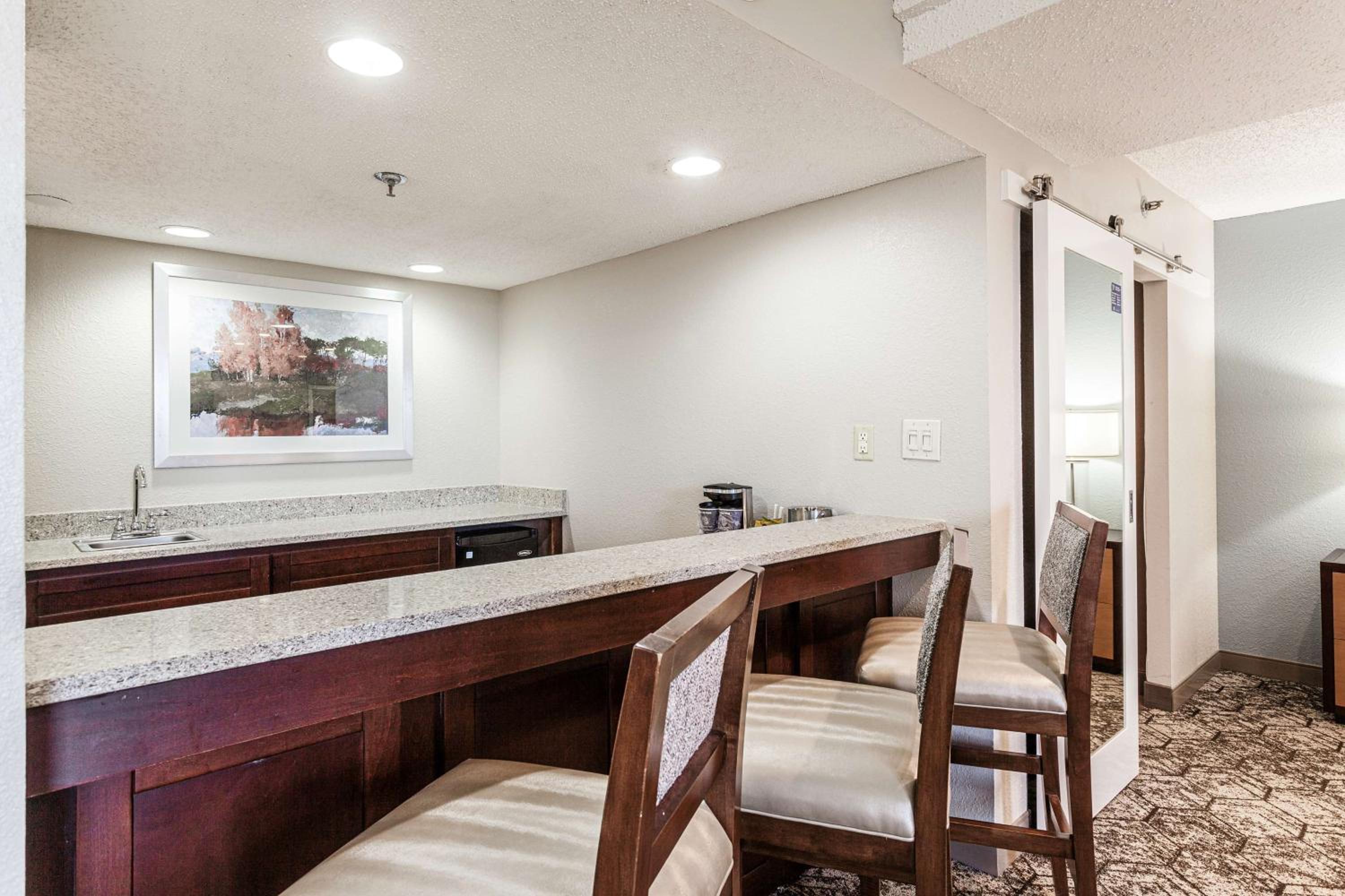 Junior King Suite with Sofa Bed - Non-Smoking - Photo 6