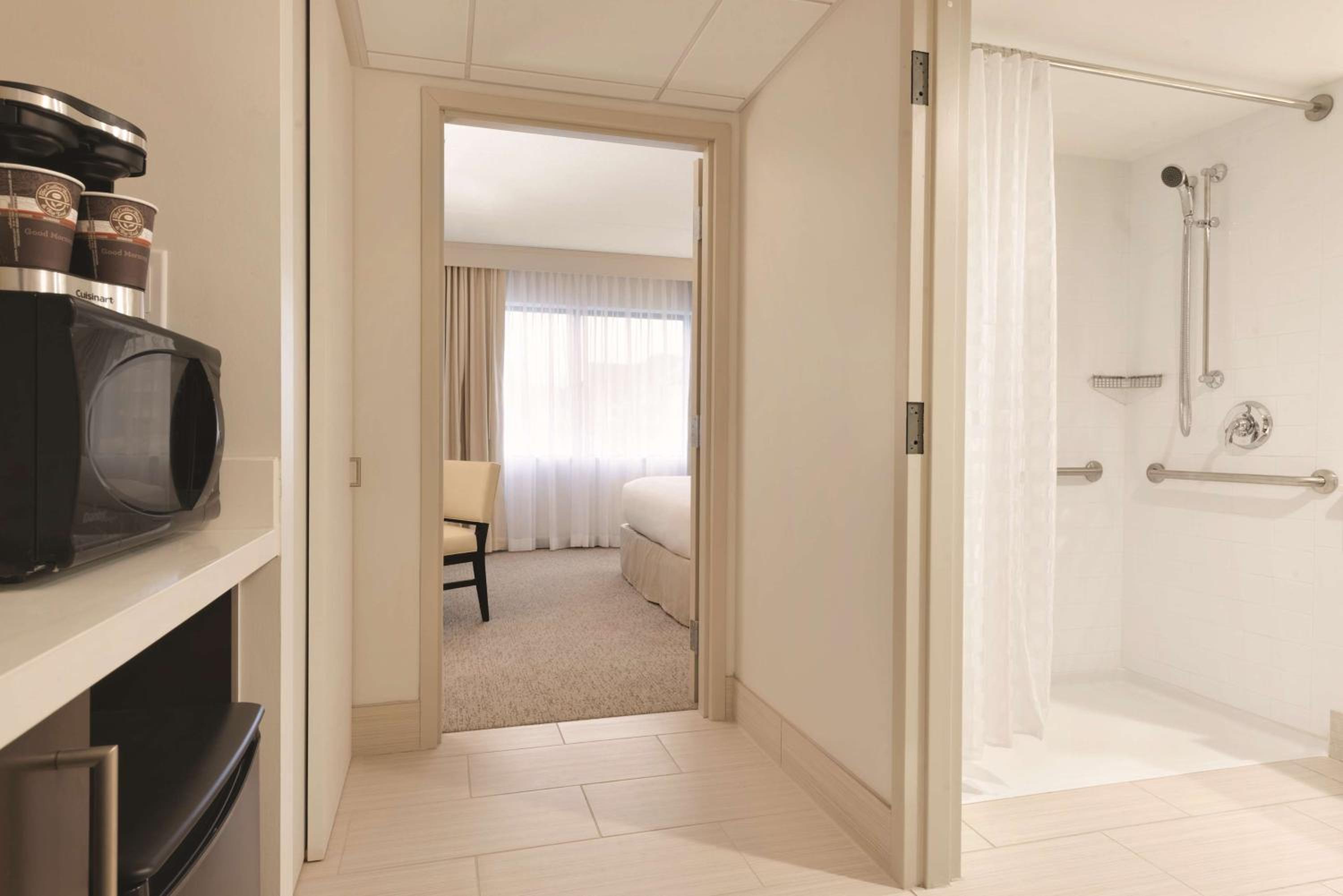 One-Bedroom King Suite with Roll-In Shower - Mobility Access/Non-Smoking - Photo 3