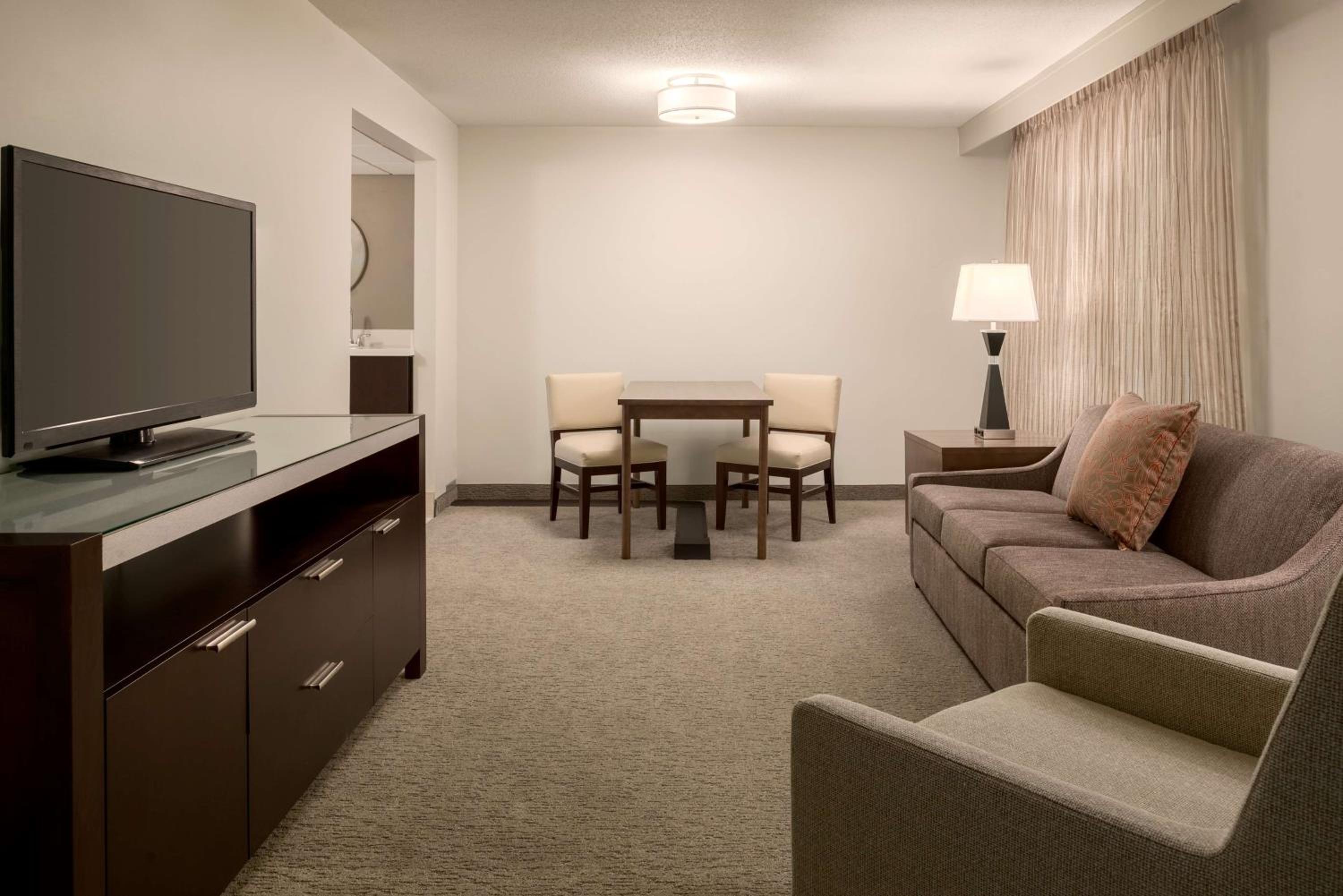 Two Bedroom Suite with One King Bed and Two Queen Beds - Non-Smoking photo 3