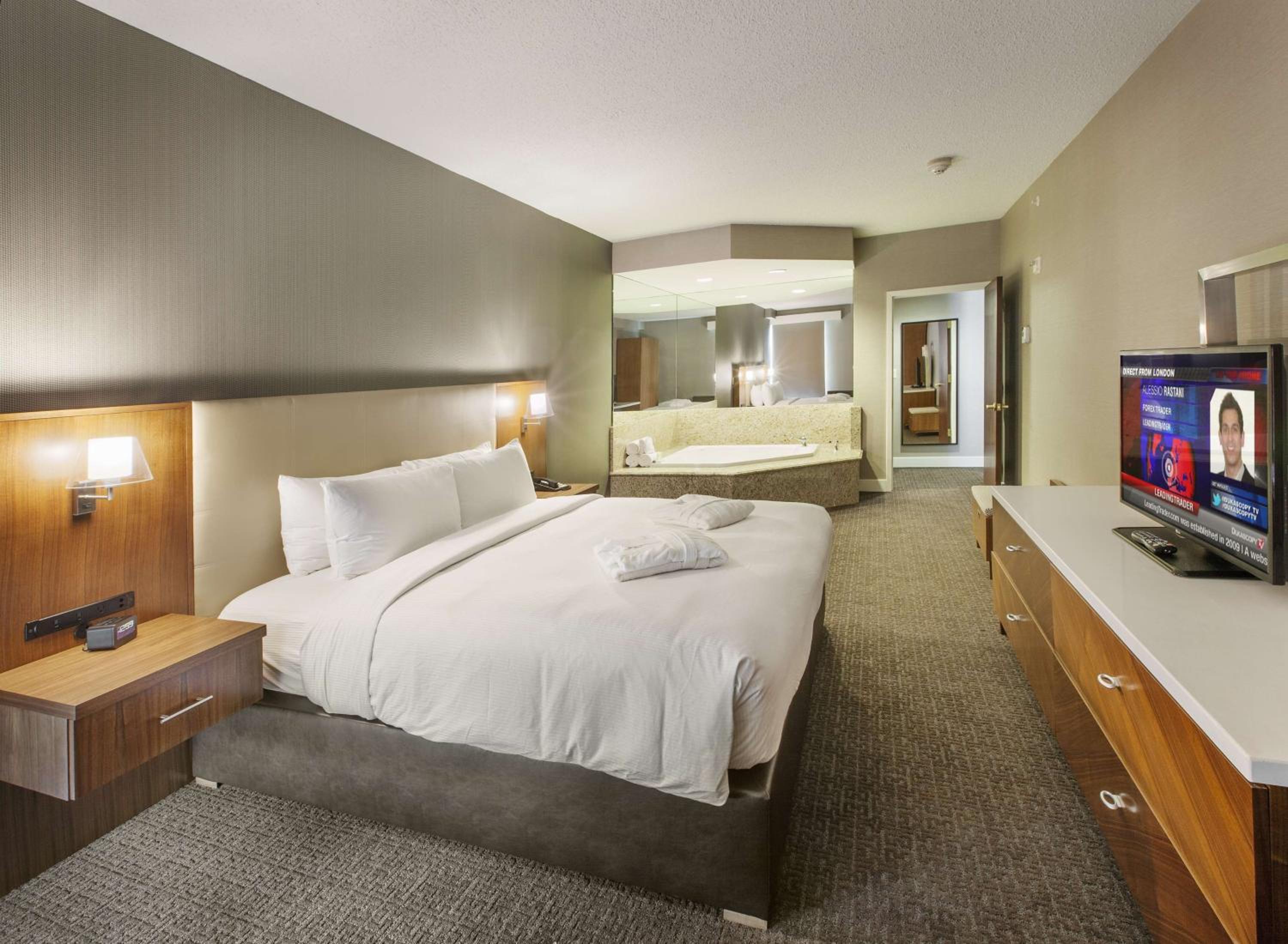 King Suite with Whirlpool - Non-Smoking photo 2