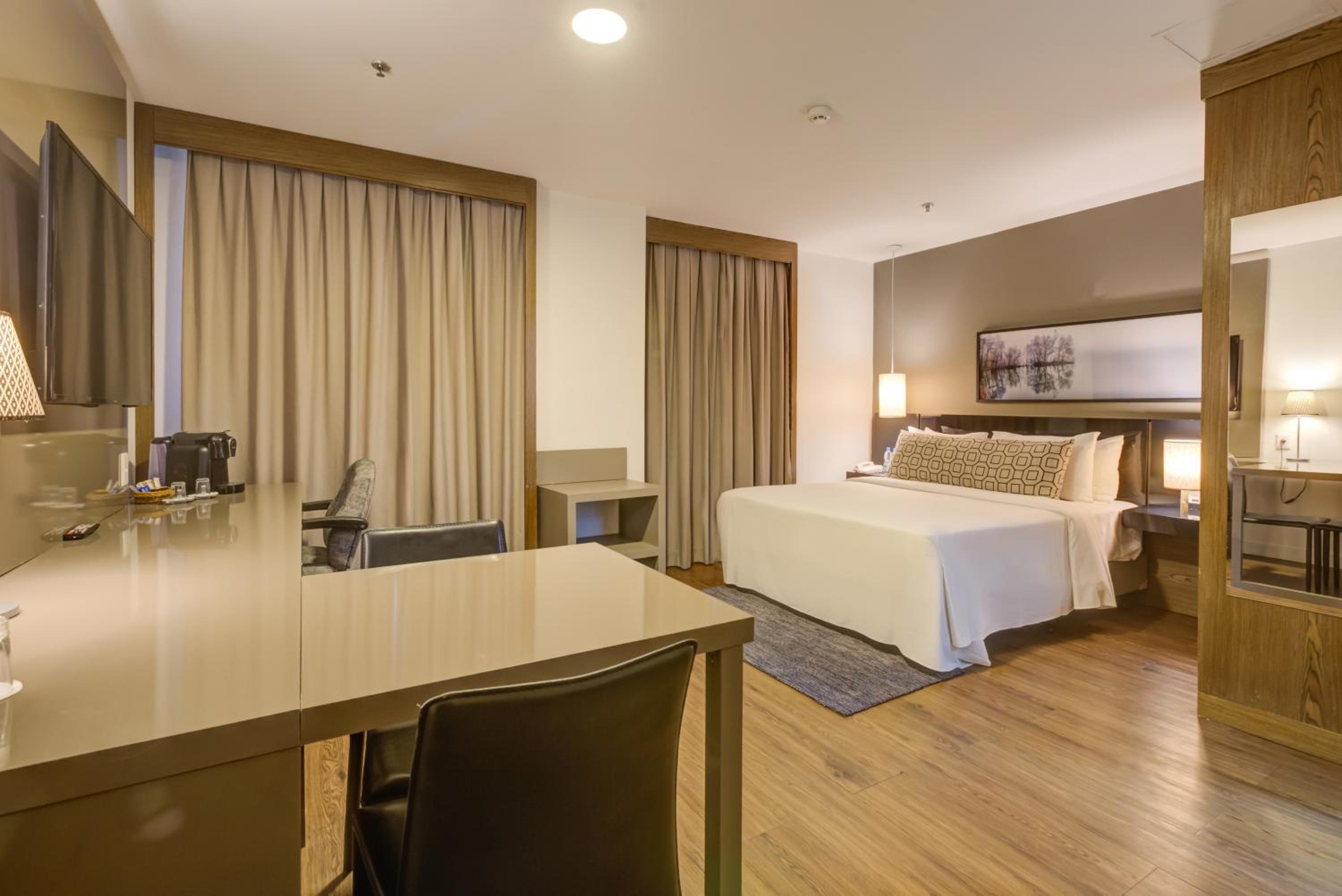 Premium Suite with 1 Queen Bed, Non Smoking thumbnail 6
