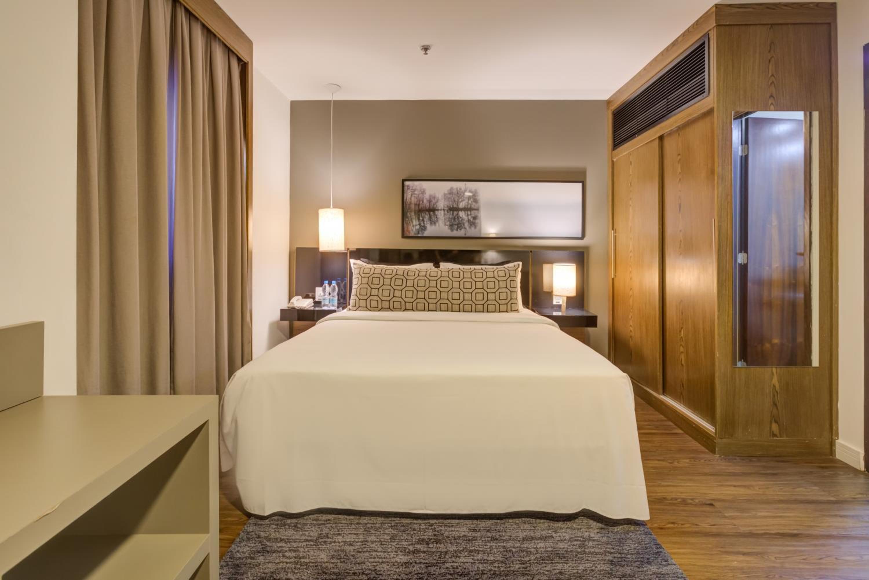 Premium Suite with 1 Queen Bed, Non Smoking thumbnail 5