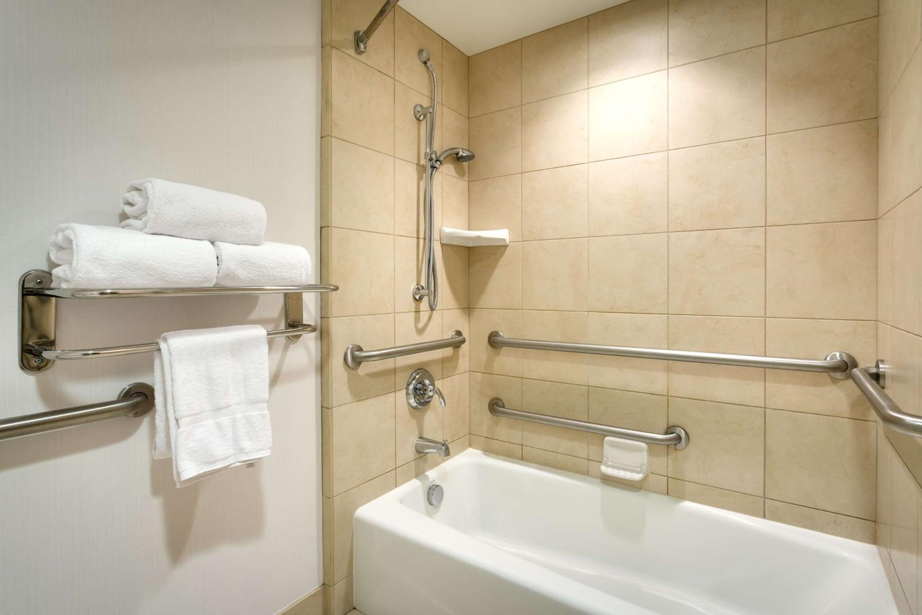 King Room with Tub - Mobility and Hearing Access - Photo 2