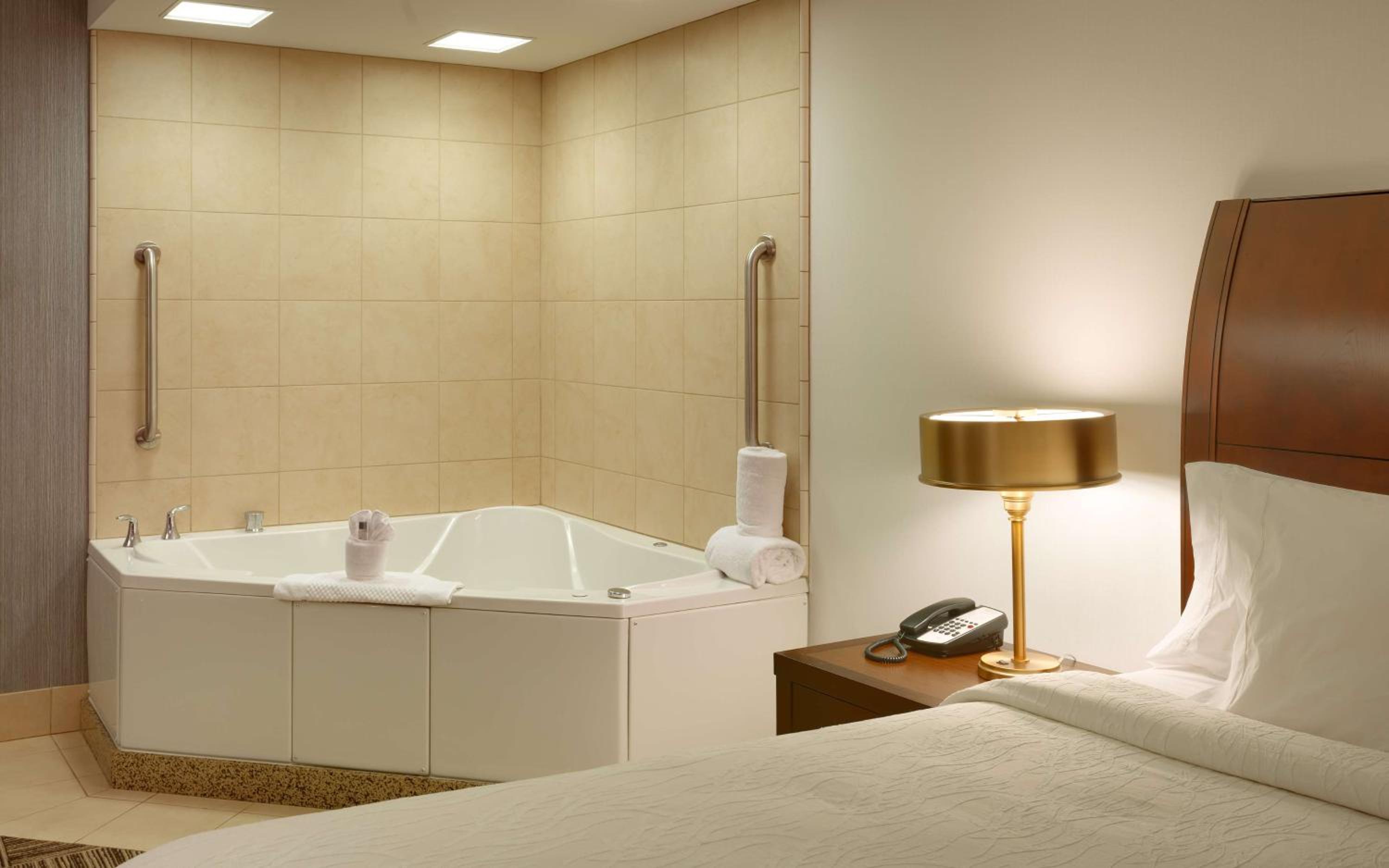 One-Bedroom King Suite with Whirlpool - Photo 2