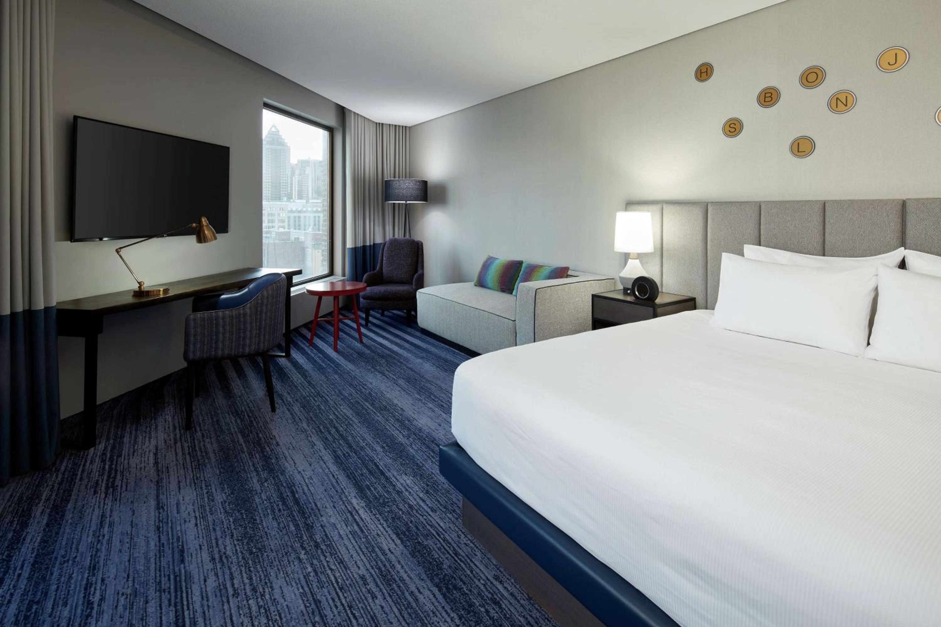 Corner King Room with City View - Photo 1