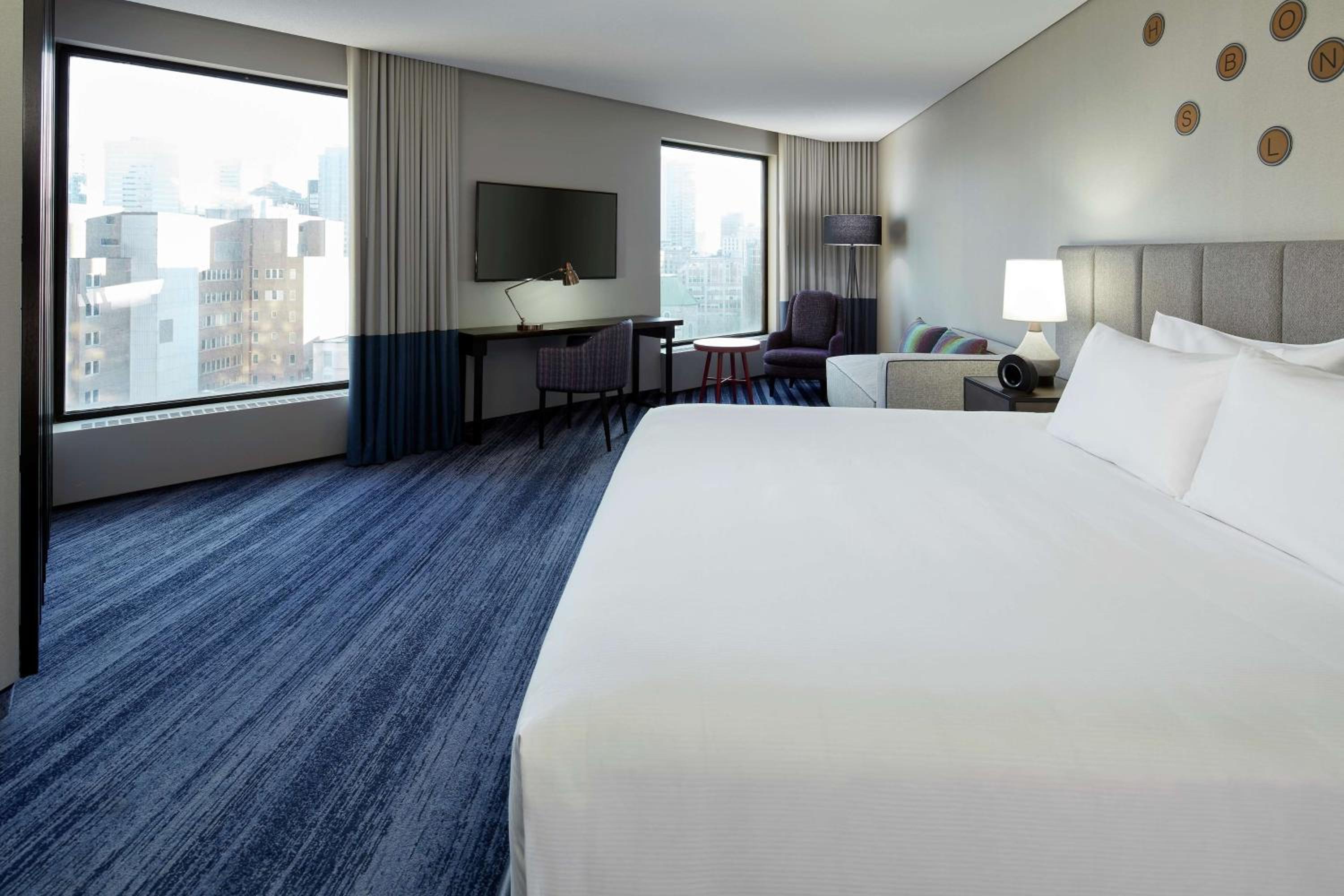 Corner King Room with City View - Photo 3