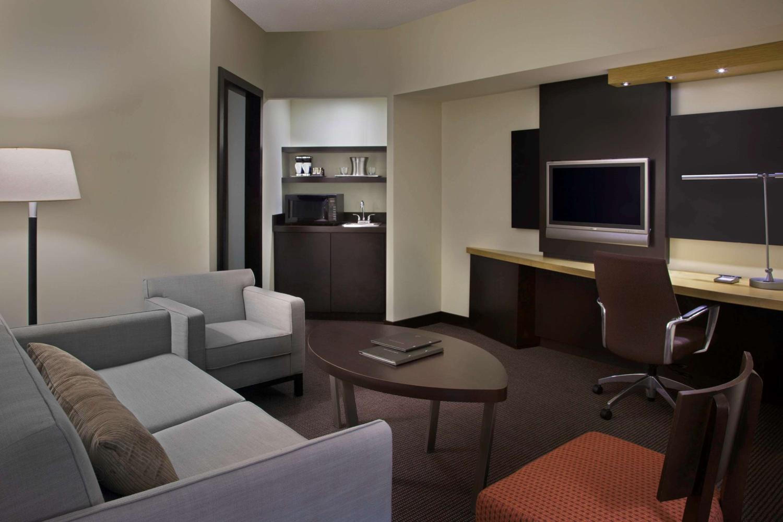 One-Bedroom Deluxe King Suite - Non-Smoking thumbnail 5