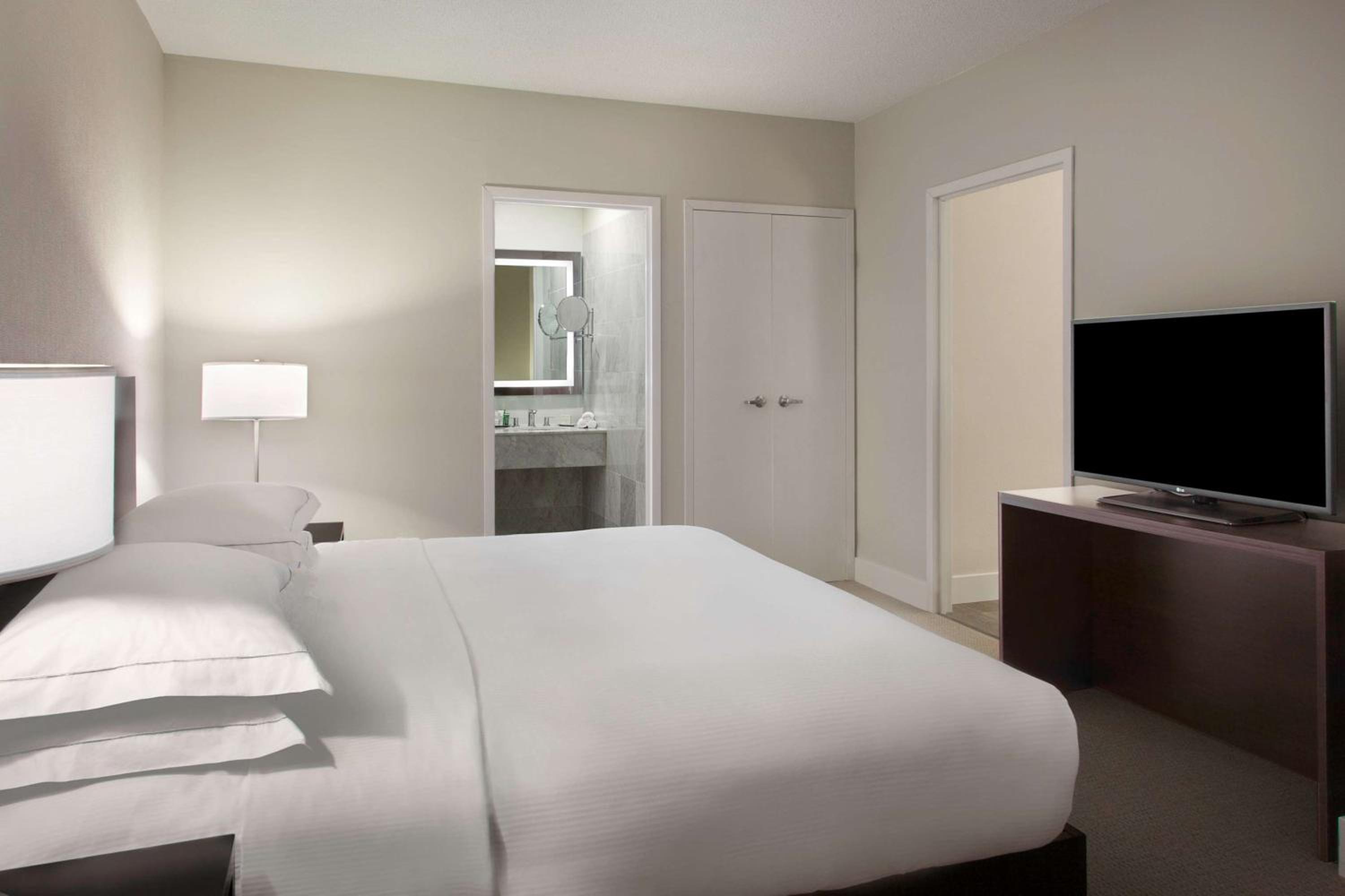 One-Bedroom King Suite with Kitchen