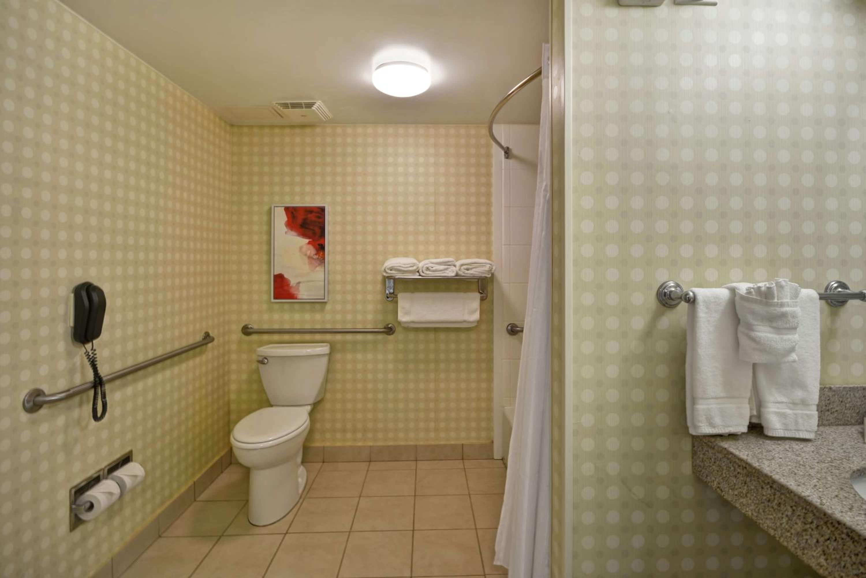 King Room with Bath Tub - Mobility Access