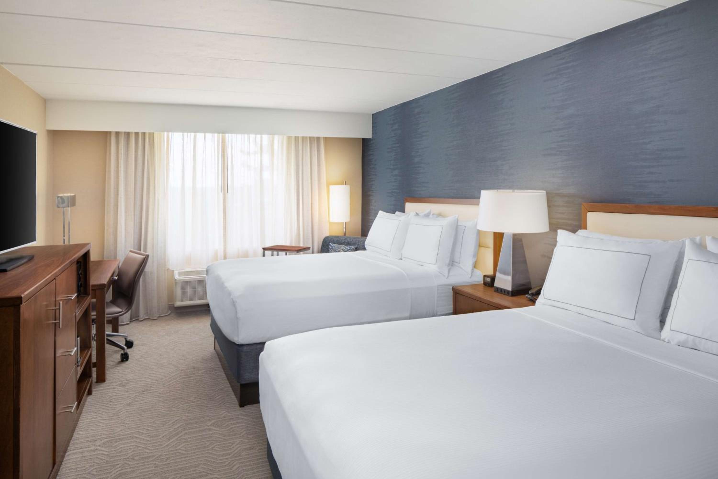 Queen Room with Two Queen Beds - Photo 2