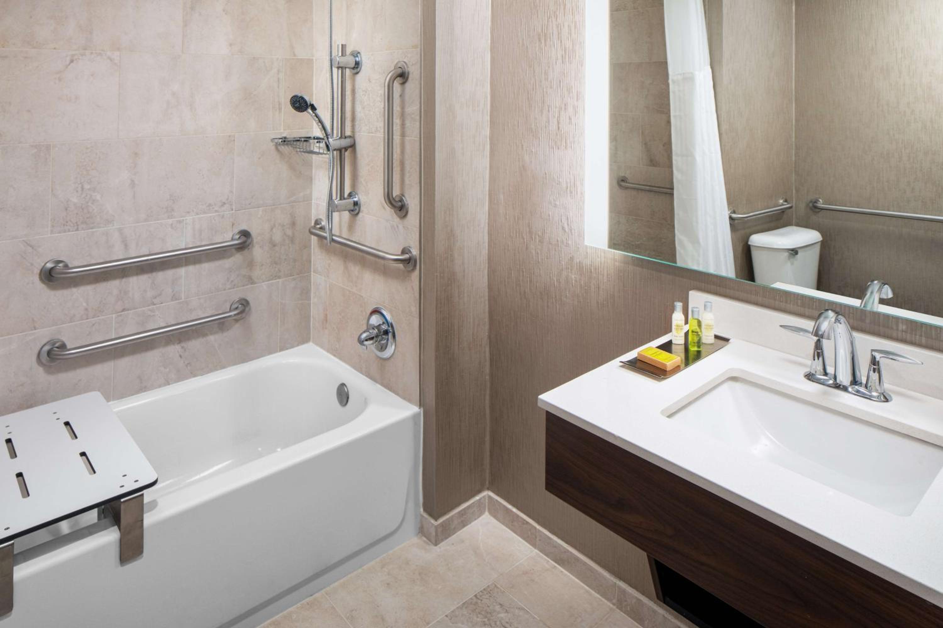 King Room with Accessible Tub - Mobility Access - Photo 4