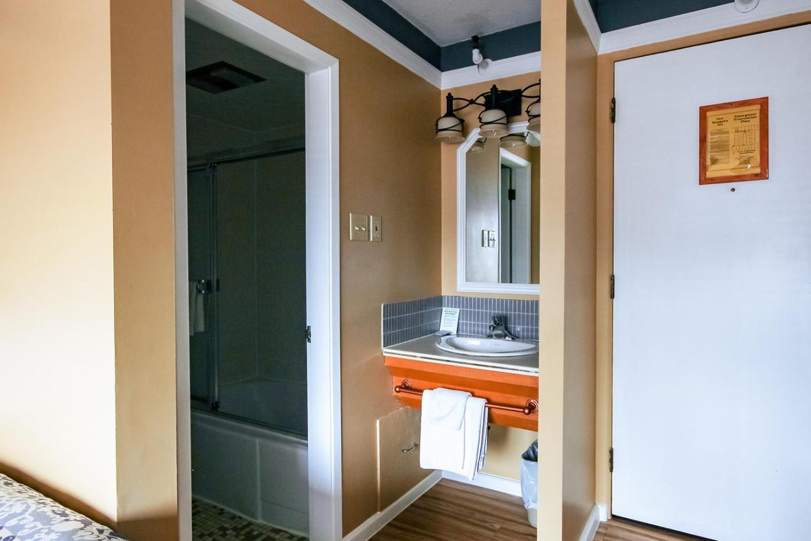 Premium Double Room with Two Double Beds and Mountain View photo 3