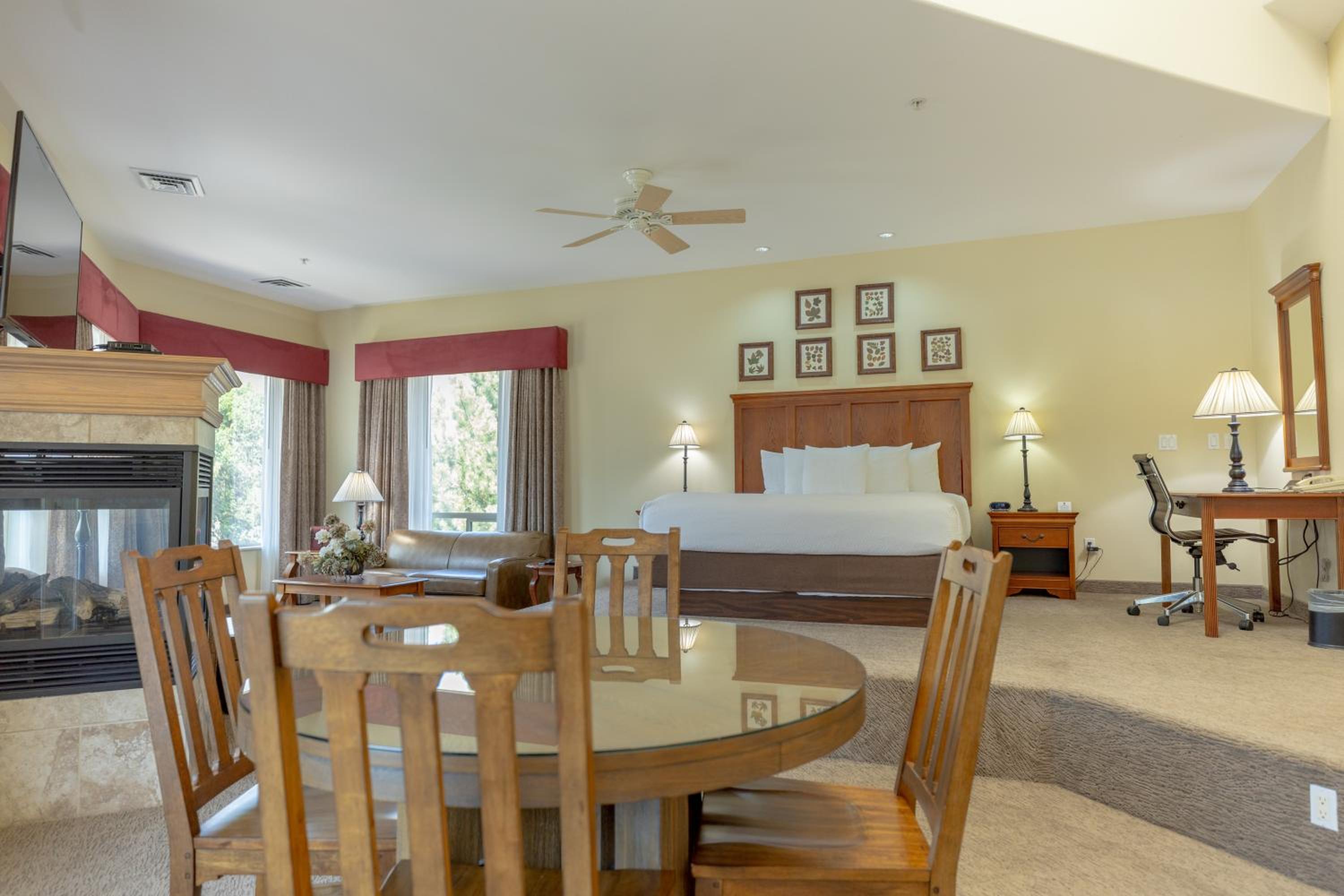 King Suite with River View  photo 3