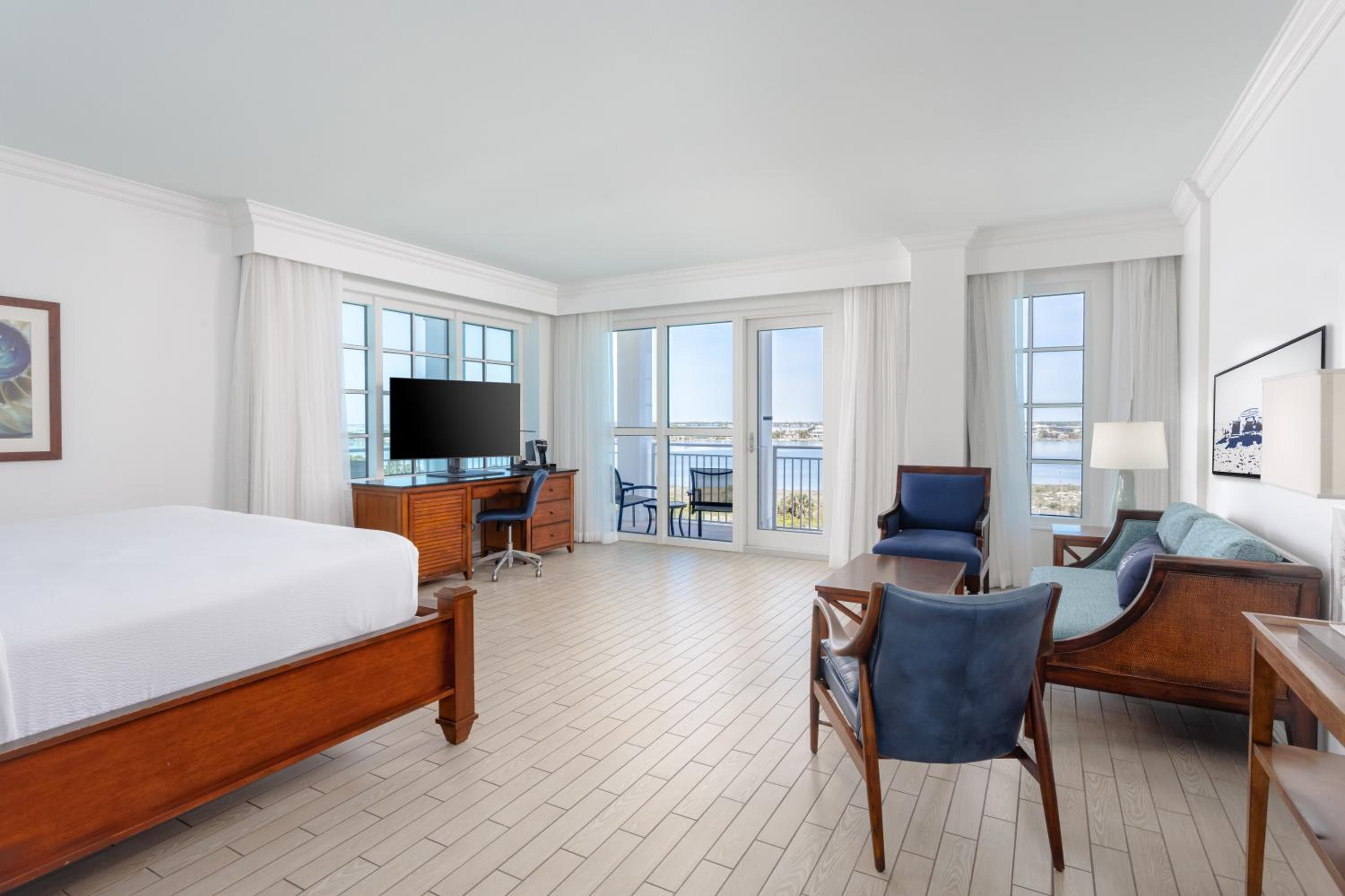King Executive Bay Front With Balcony