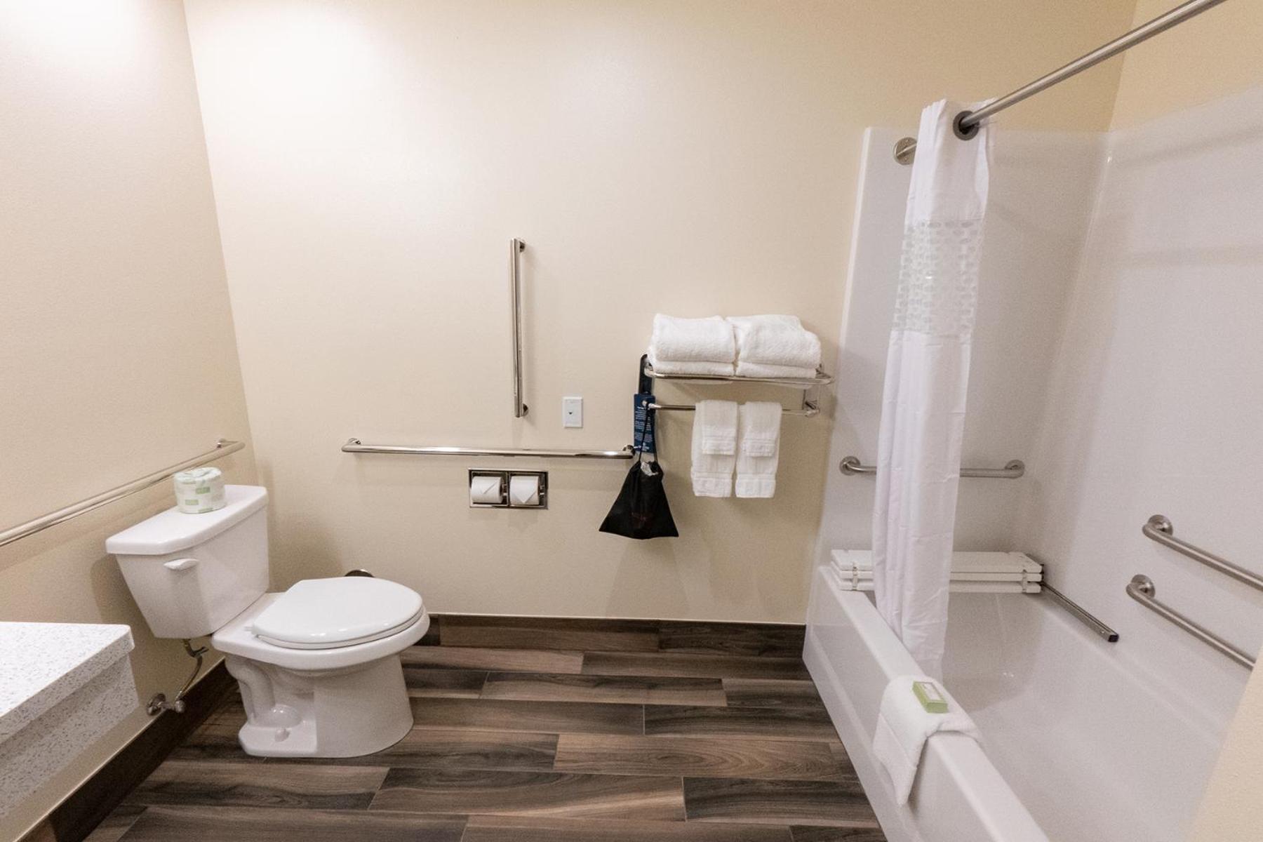 Queen Room with Two Queen Beds - Disability Access - Photo 2
