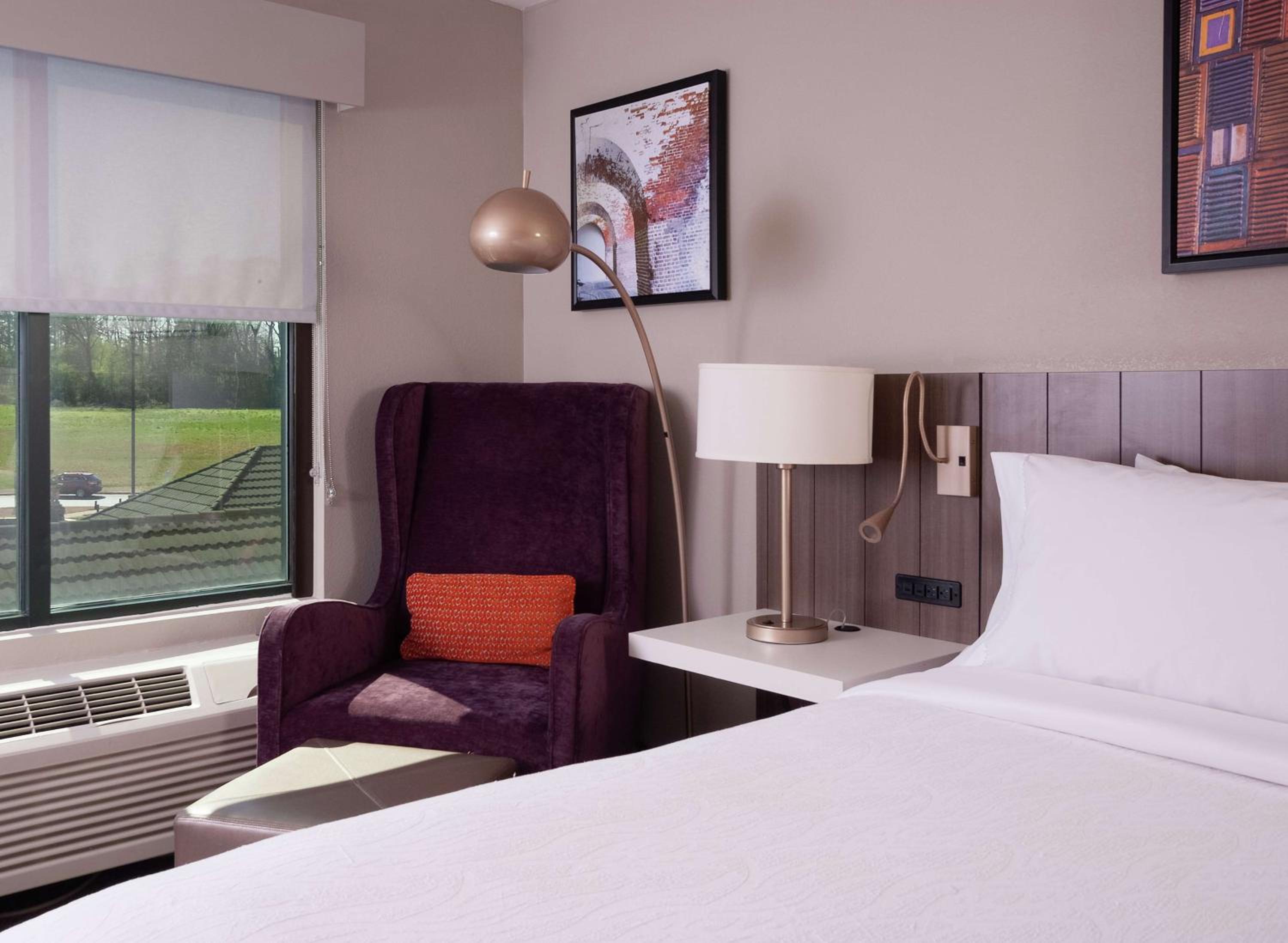 King Room with Accessible Tub - Mobility Access