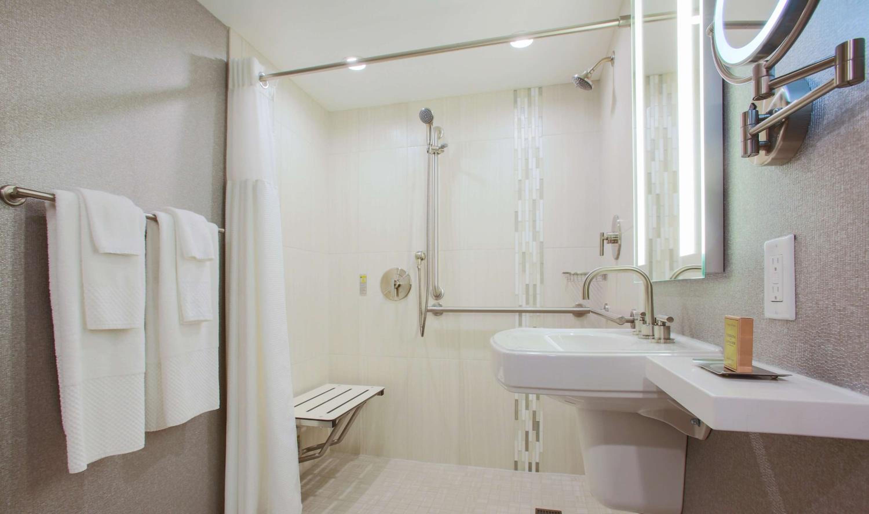 King Room with Roll-In Shower - Disability Access - Photo 3