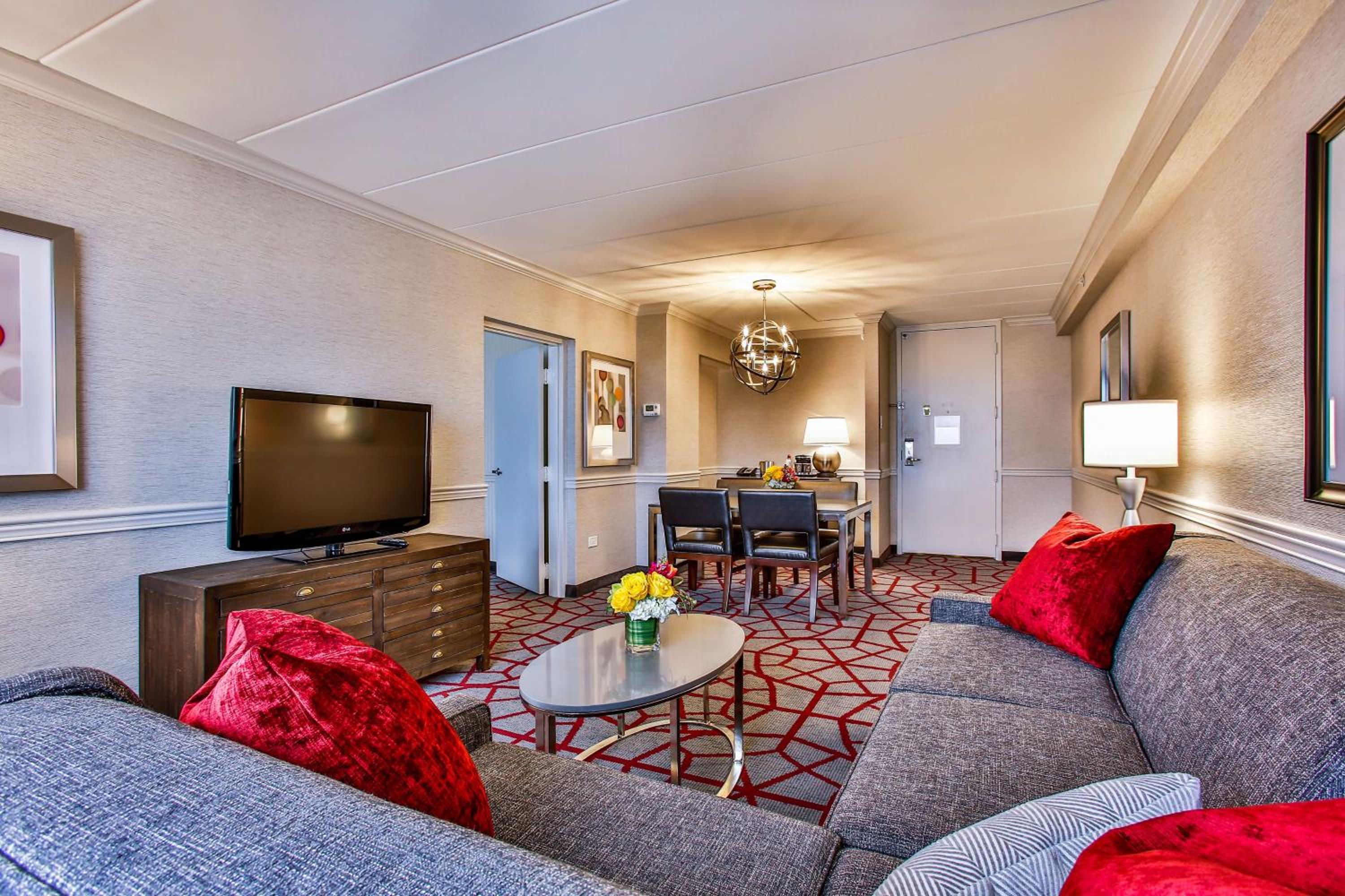 One-Bedroom King Suite with Sofa Bed - Photo 3